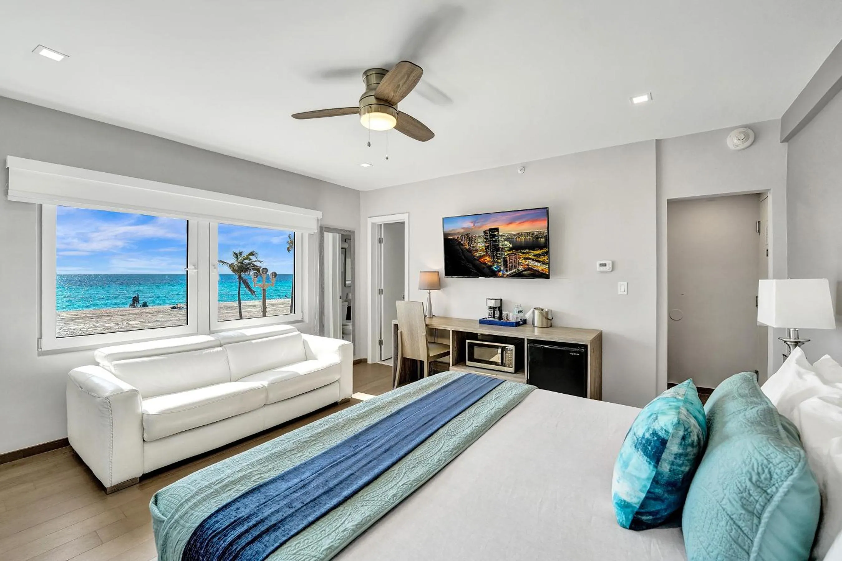 Ocean Front Deluxe Room with King Bed in Hotel Sheldon