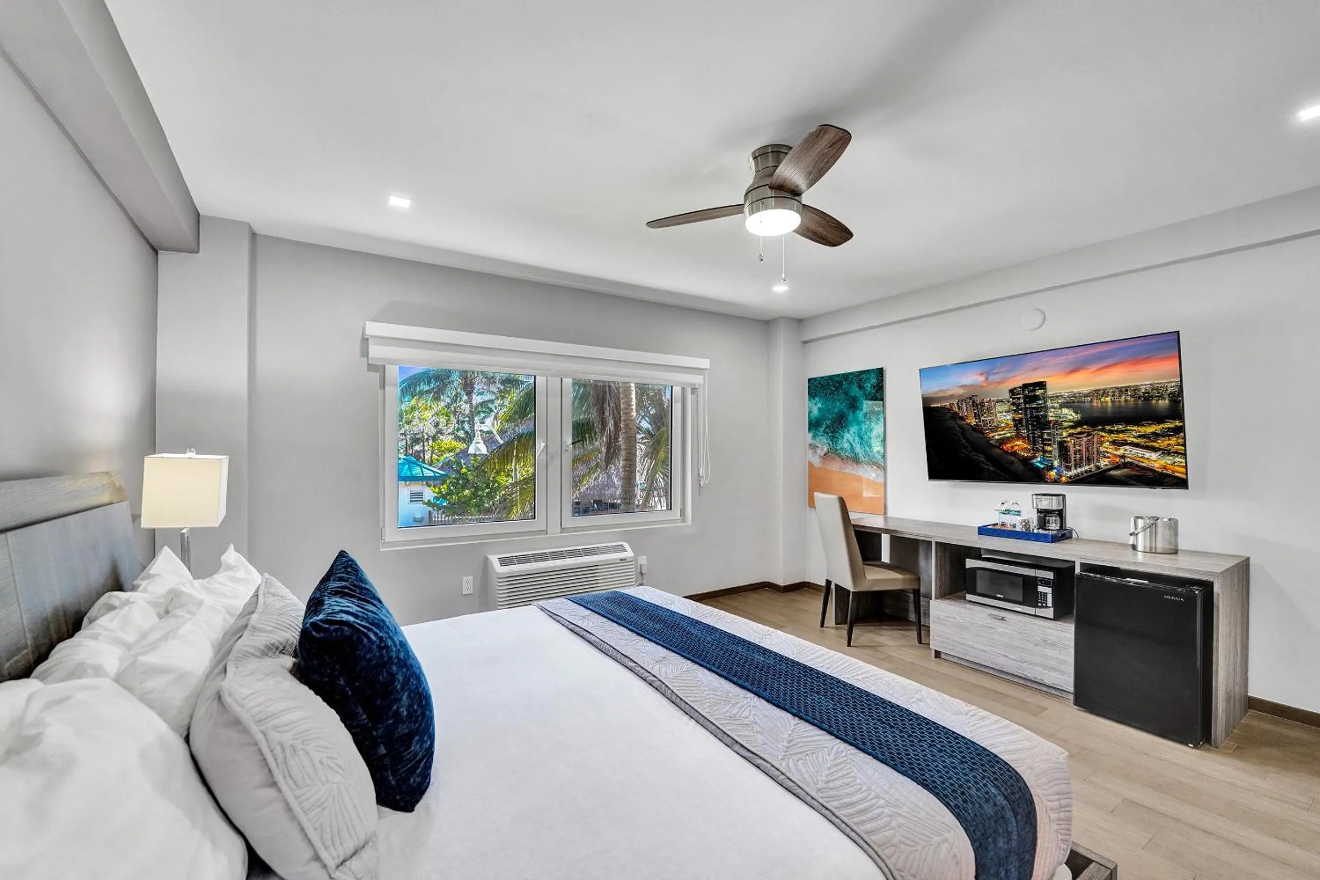 Partial Ocean View Room with King Bed in Hotel Sheldon