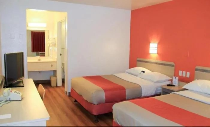 Quadruple Room - single occupancy - Non-Smoking in Motel 6-Enfield, CT - Hartford