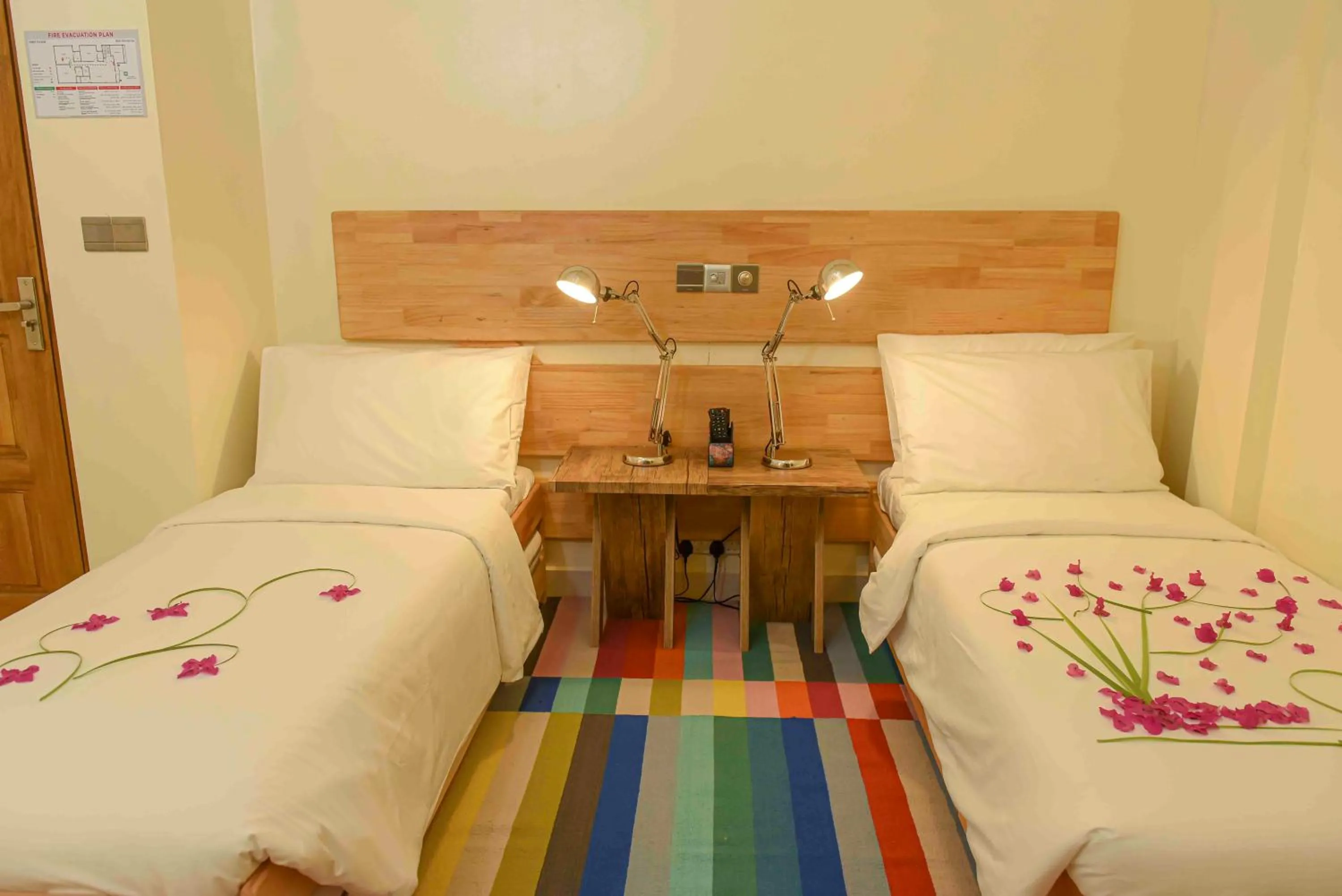 Twin Room with Private Bathroom in One The Island