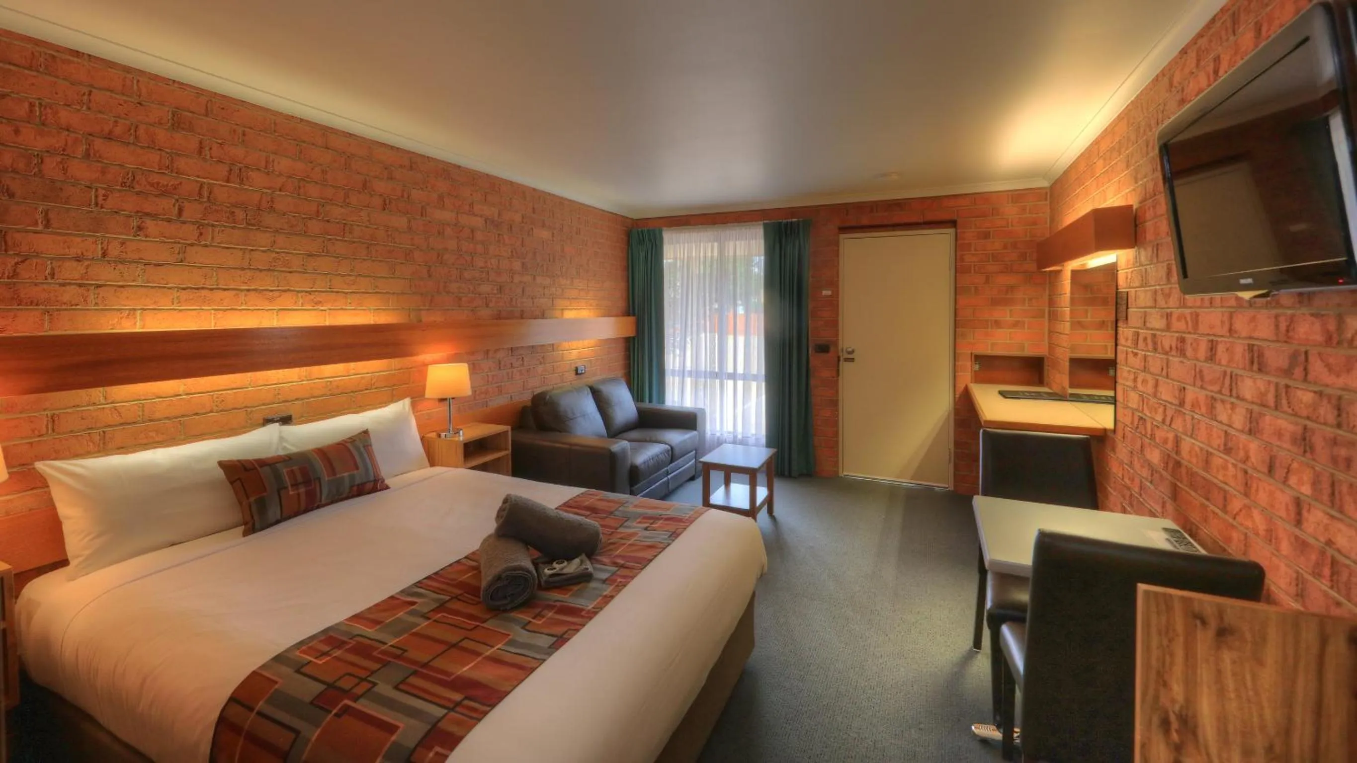 Deluxe Queen Room in Moama Central Motel