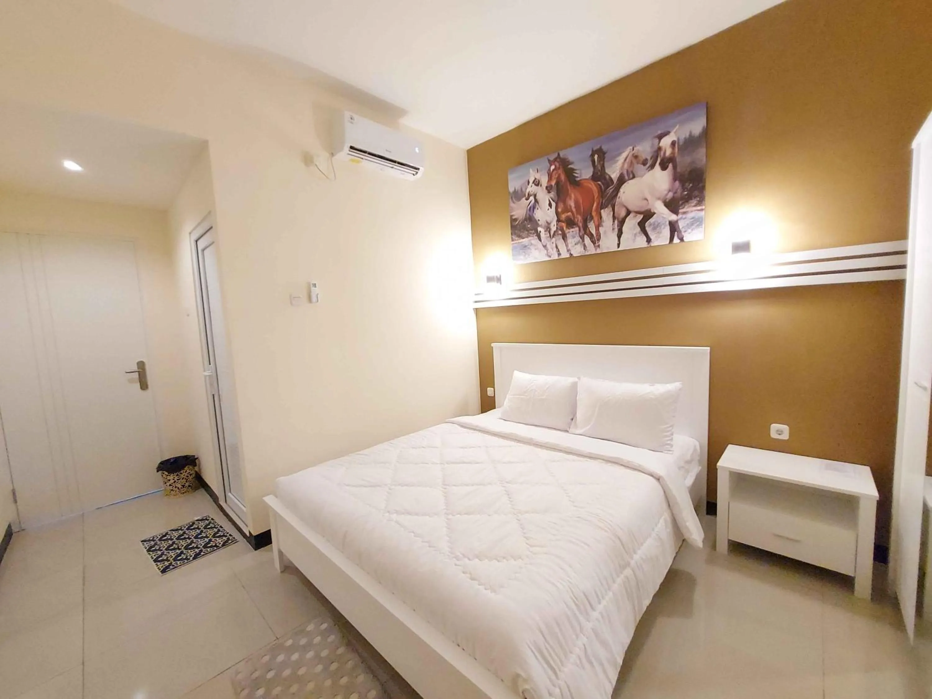 Deluxe Room in Rons City Hotel near Simpang Lima Semarang Mitra RedDoorz