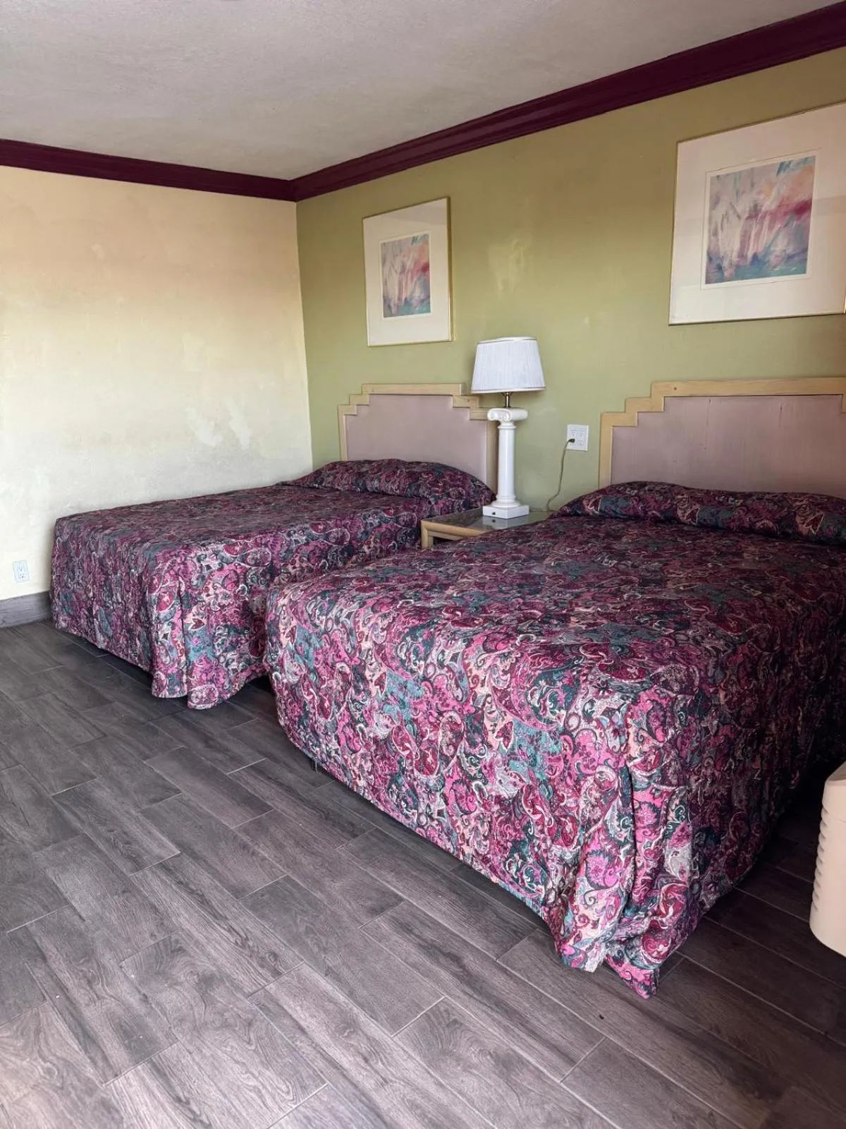 2 Full Bed Smoking in Sunstar Inn