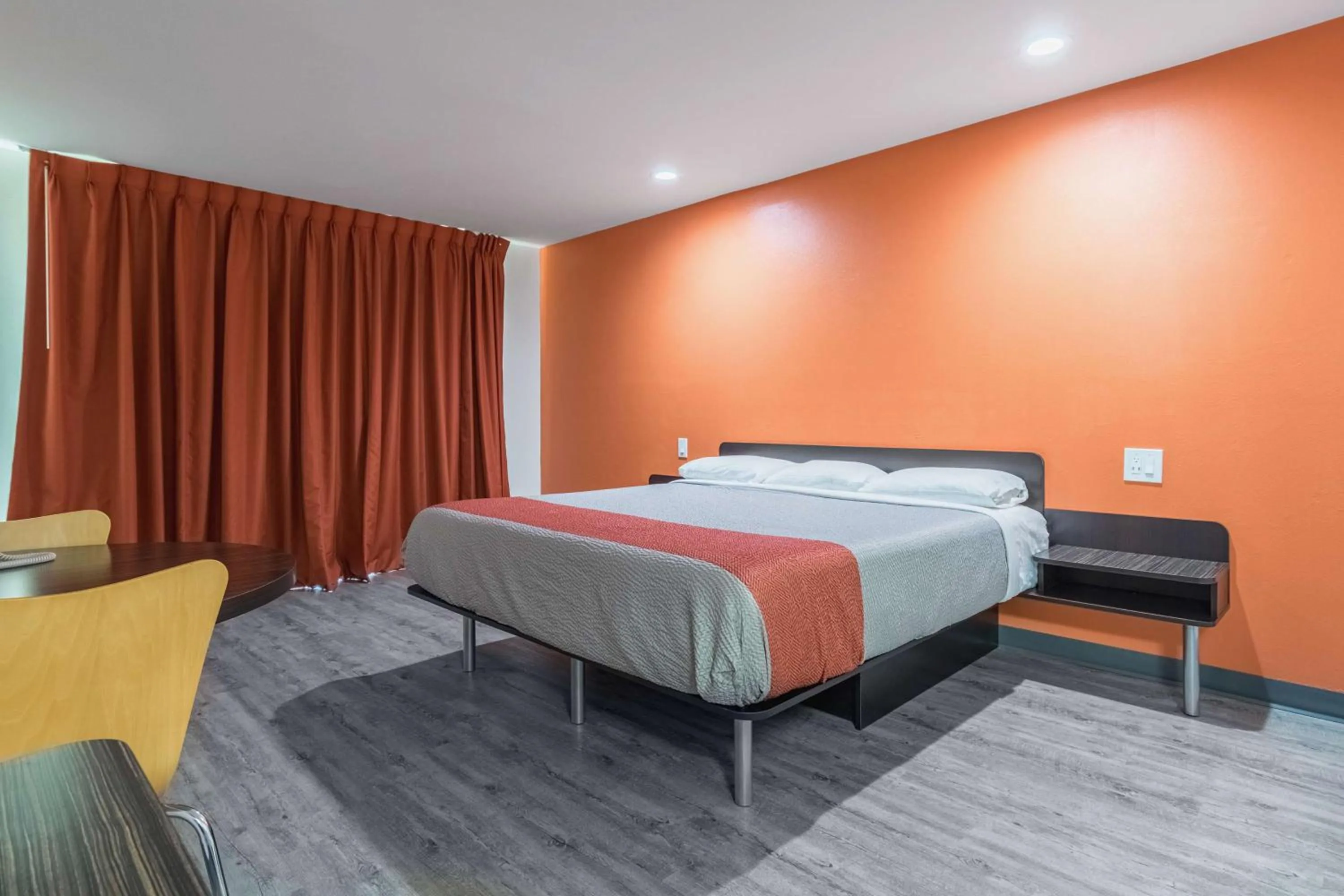 Standard King Room - single occupancy - Smoking in Motel 6-Barstow, CA - Route 66