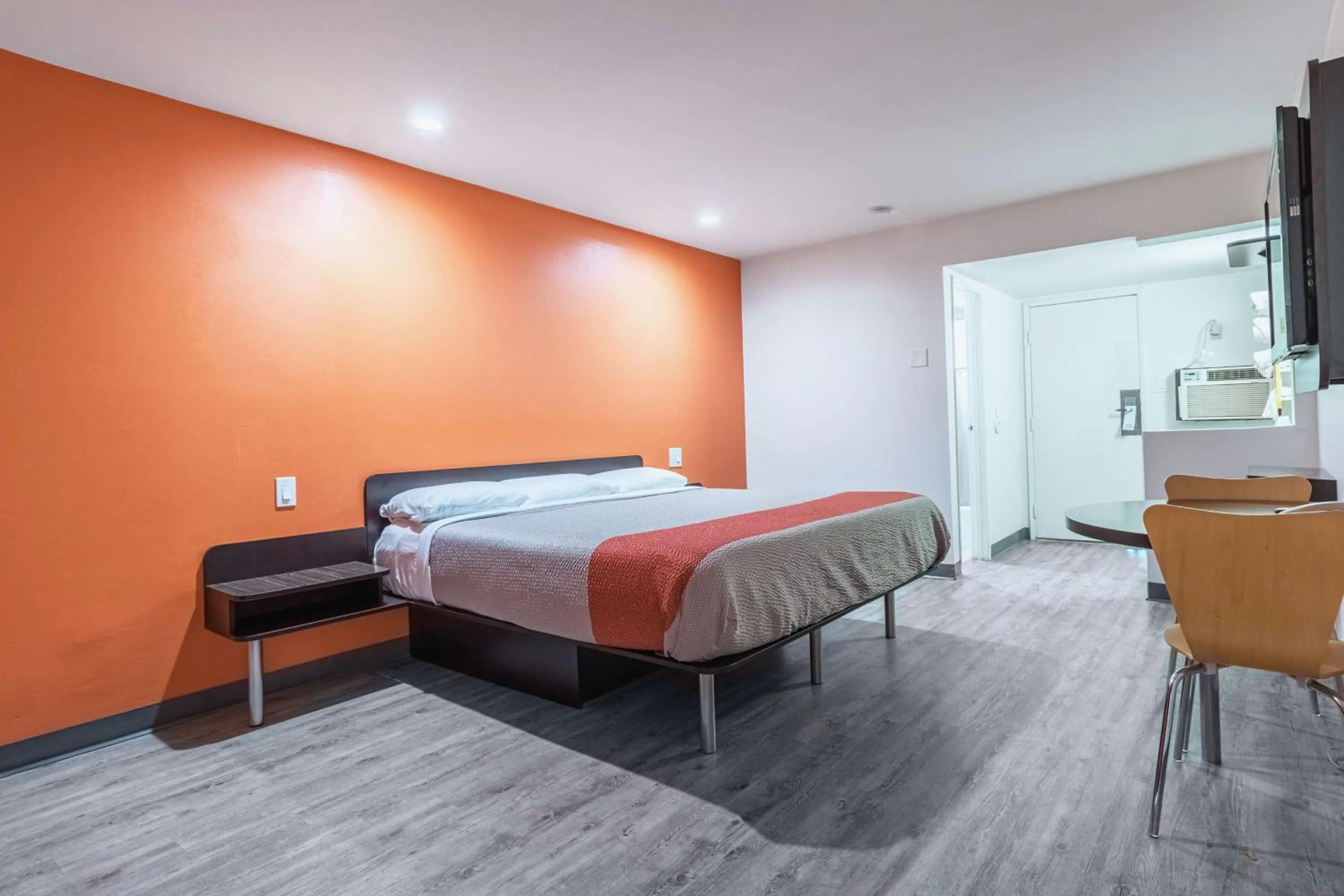 King Room - single occupancy - Non-Smoking in Motel 6-Barstow, CA - Route 66