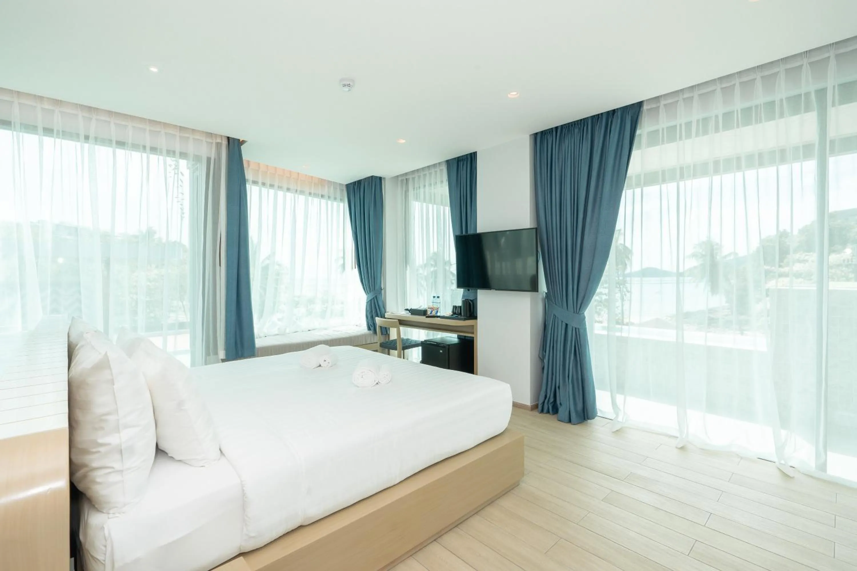 Suite with bathtub and private jacuzzi in Panwaburi Beachfront Resort - SHA Extra Plus