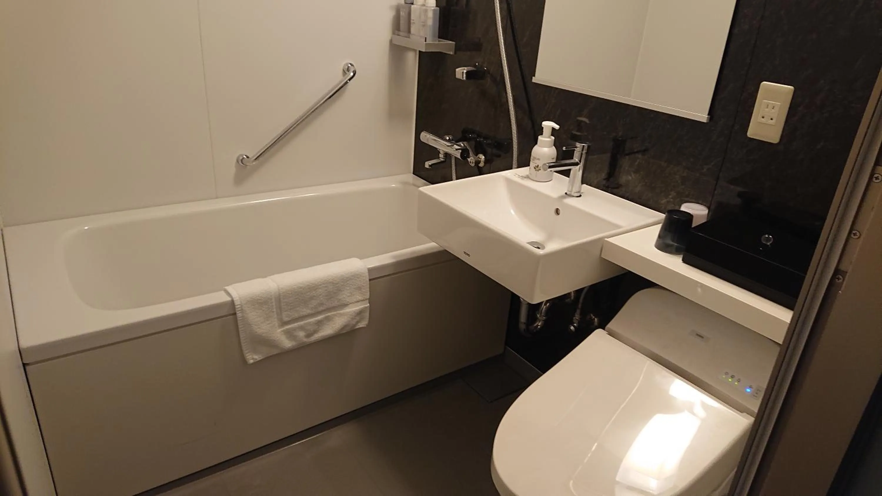 Standard Queen Room - Premium Floor in Yokohama Tokyu REI Hotel