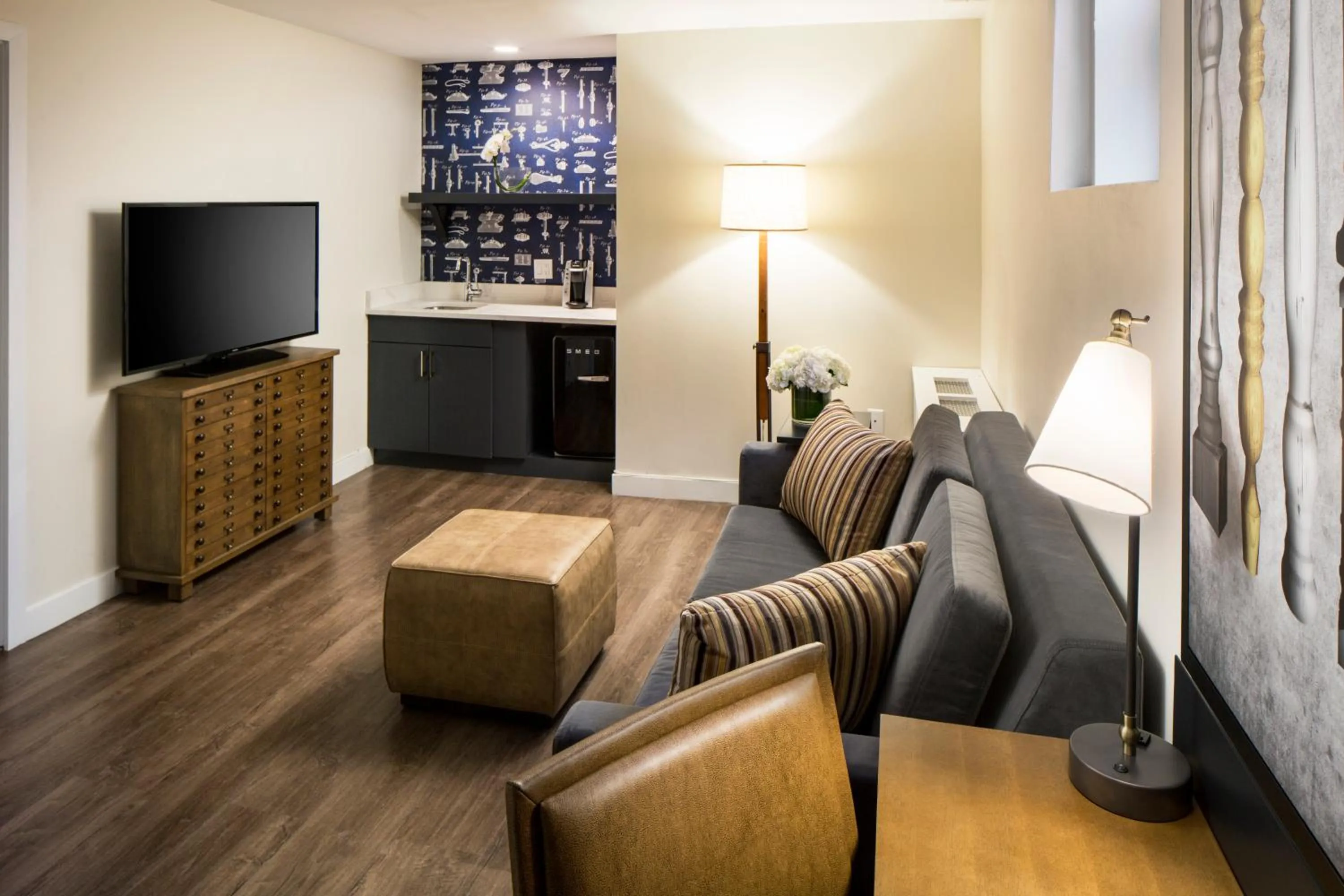 Queen Suite in Hotel Indigo Boston Garden by IHG