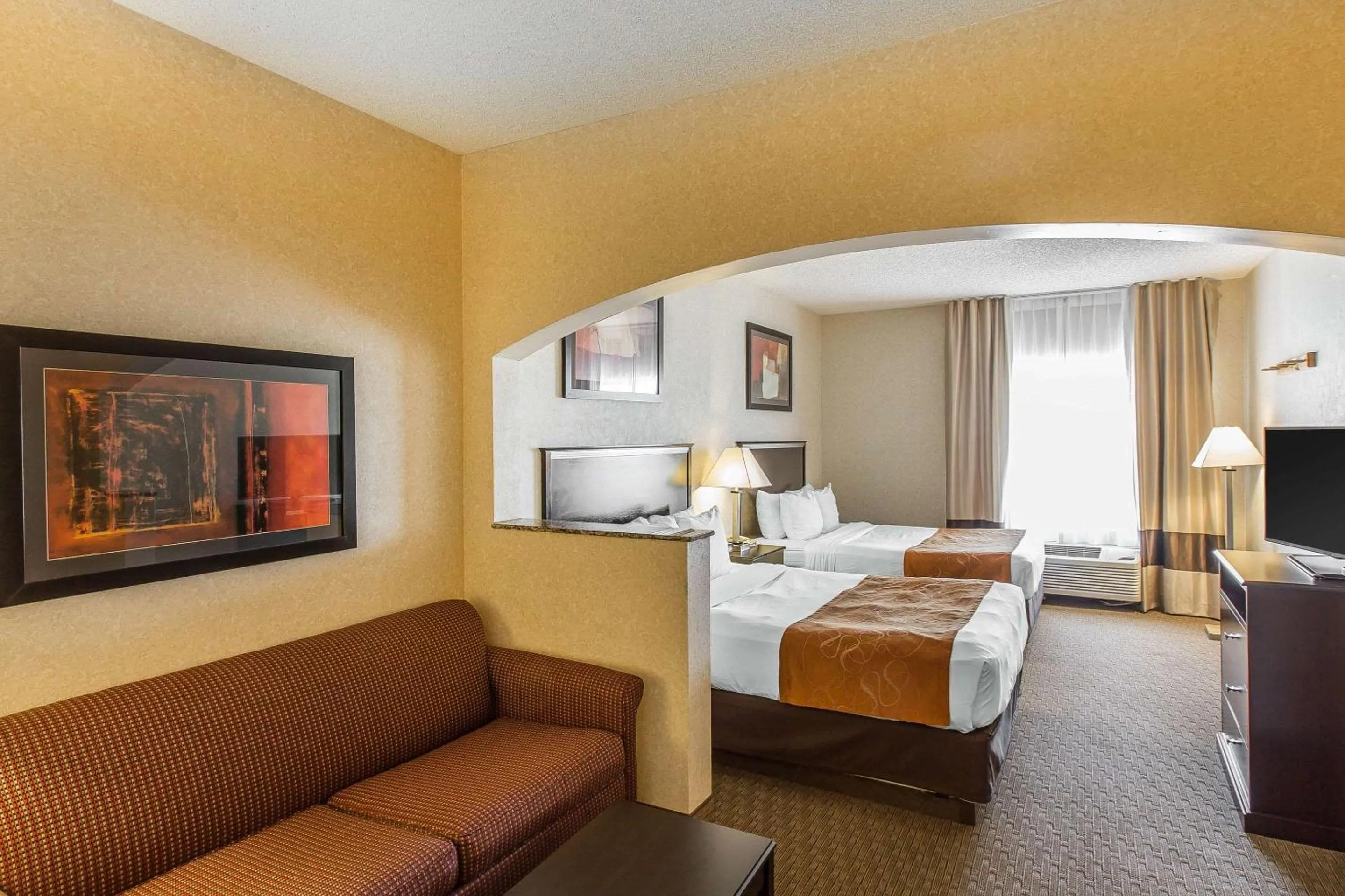Queen Suite with Two Queen Beds and Sofa Bed in Comfort Suites Summit County