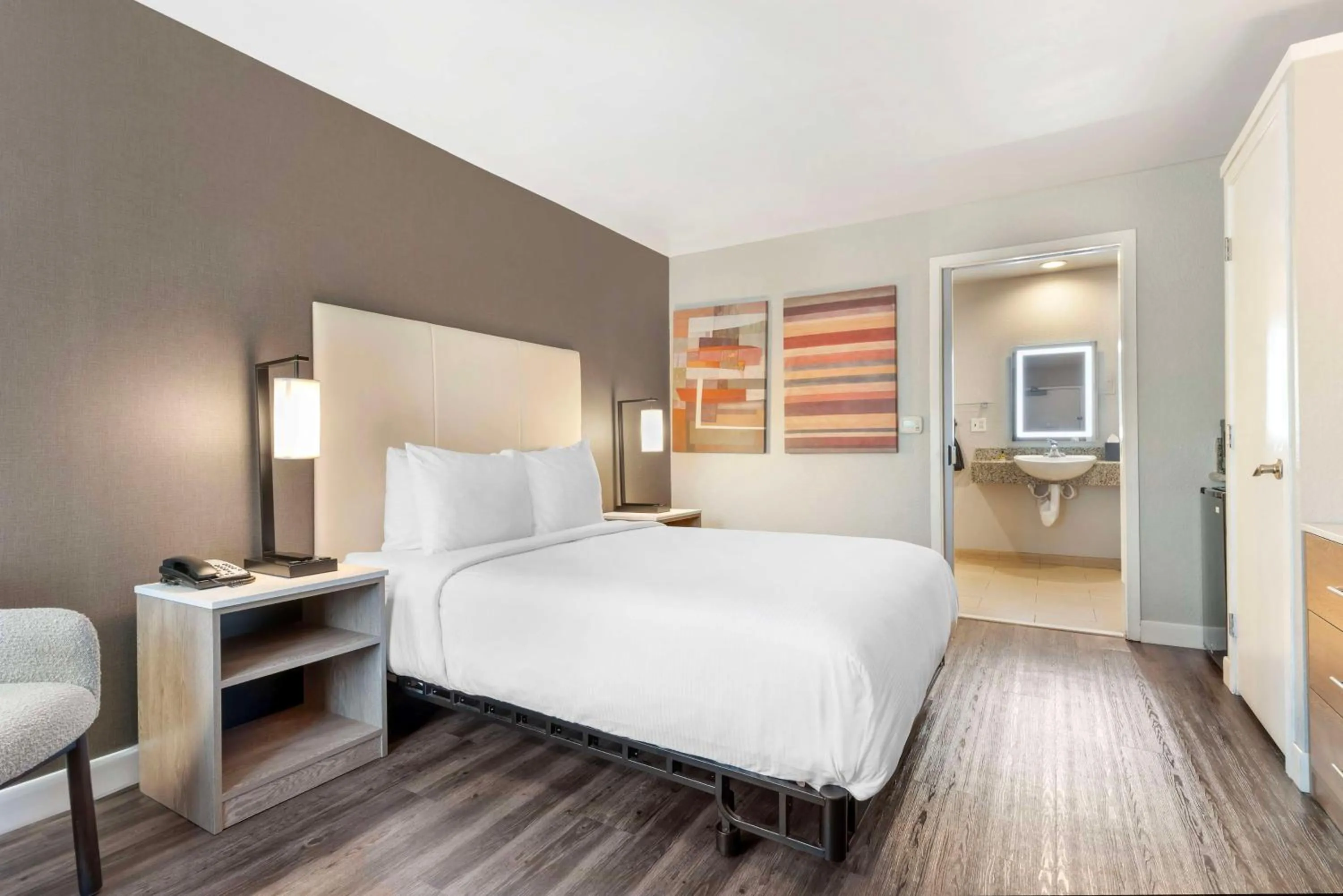 Queen Room with Roll-In Shower - Mobility Access/Non-Smoking in Best Western Plus Rancho Cordova Inn