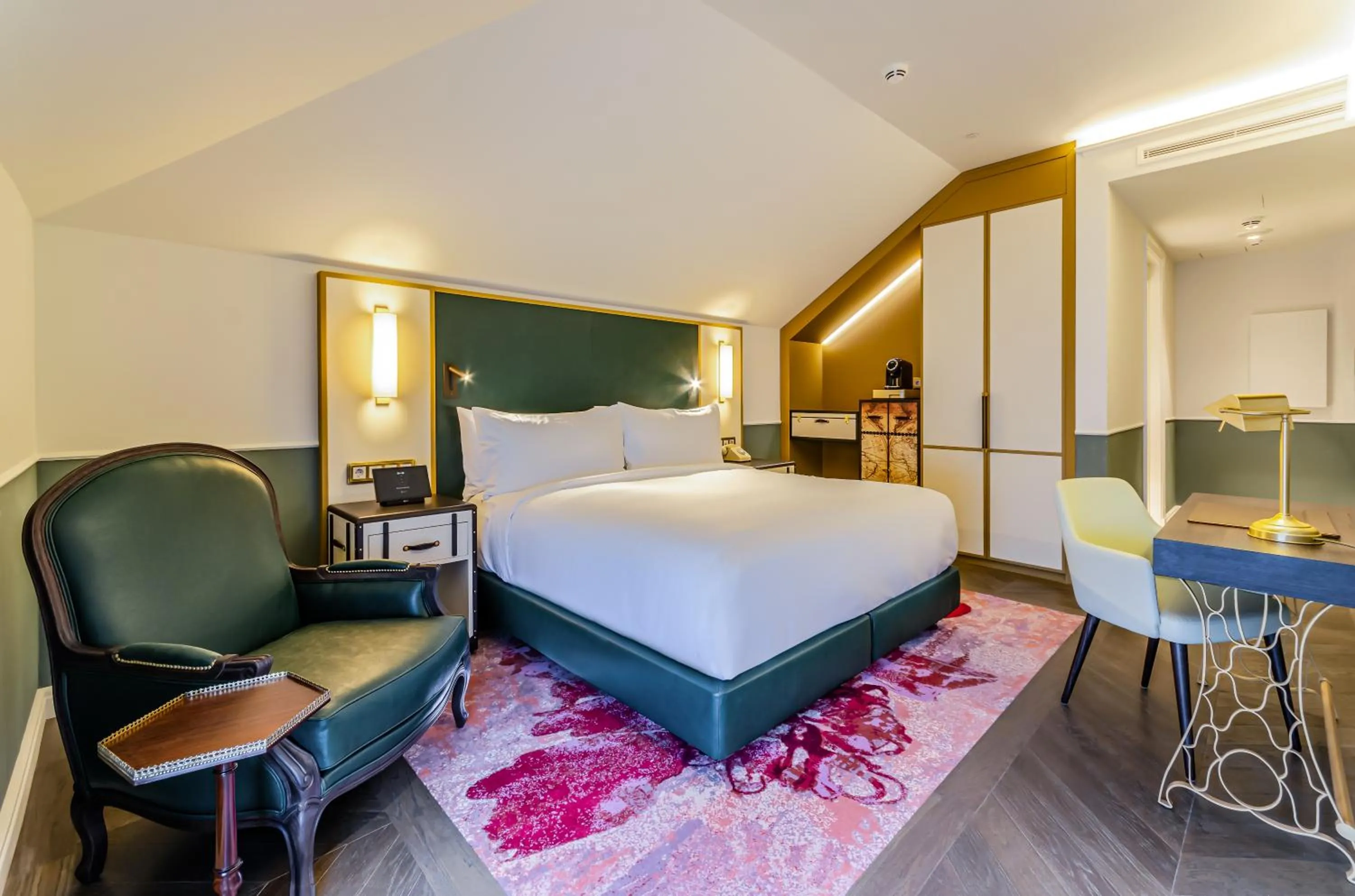 Deluxe King Room with Balcony in The Emerald House Lisbon - Curio Collection By Hilton