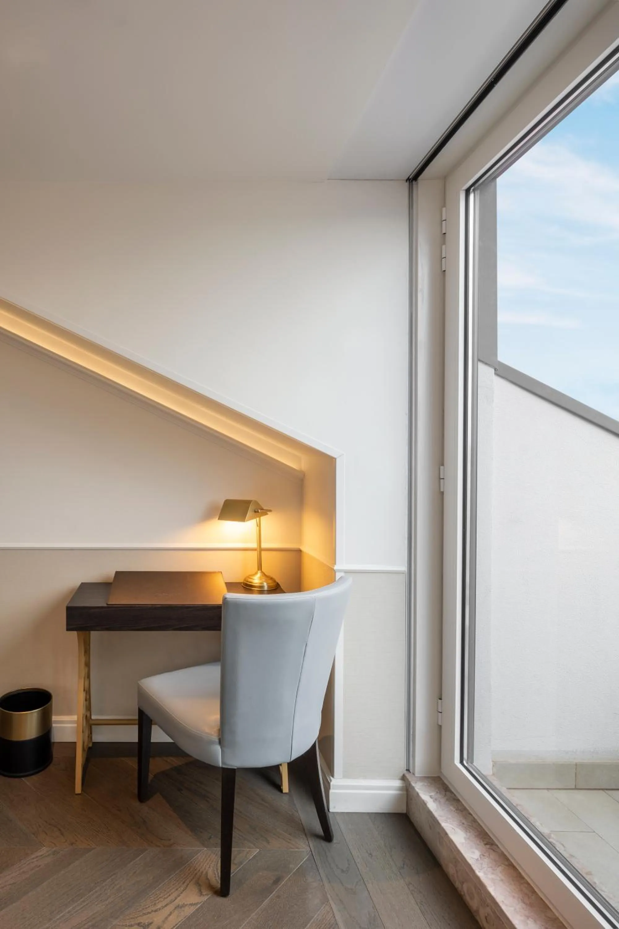 King Deluxe Room with View and Balcony in The Emerald House Lisbon - Curio Collection By Hilton