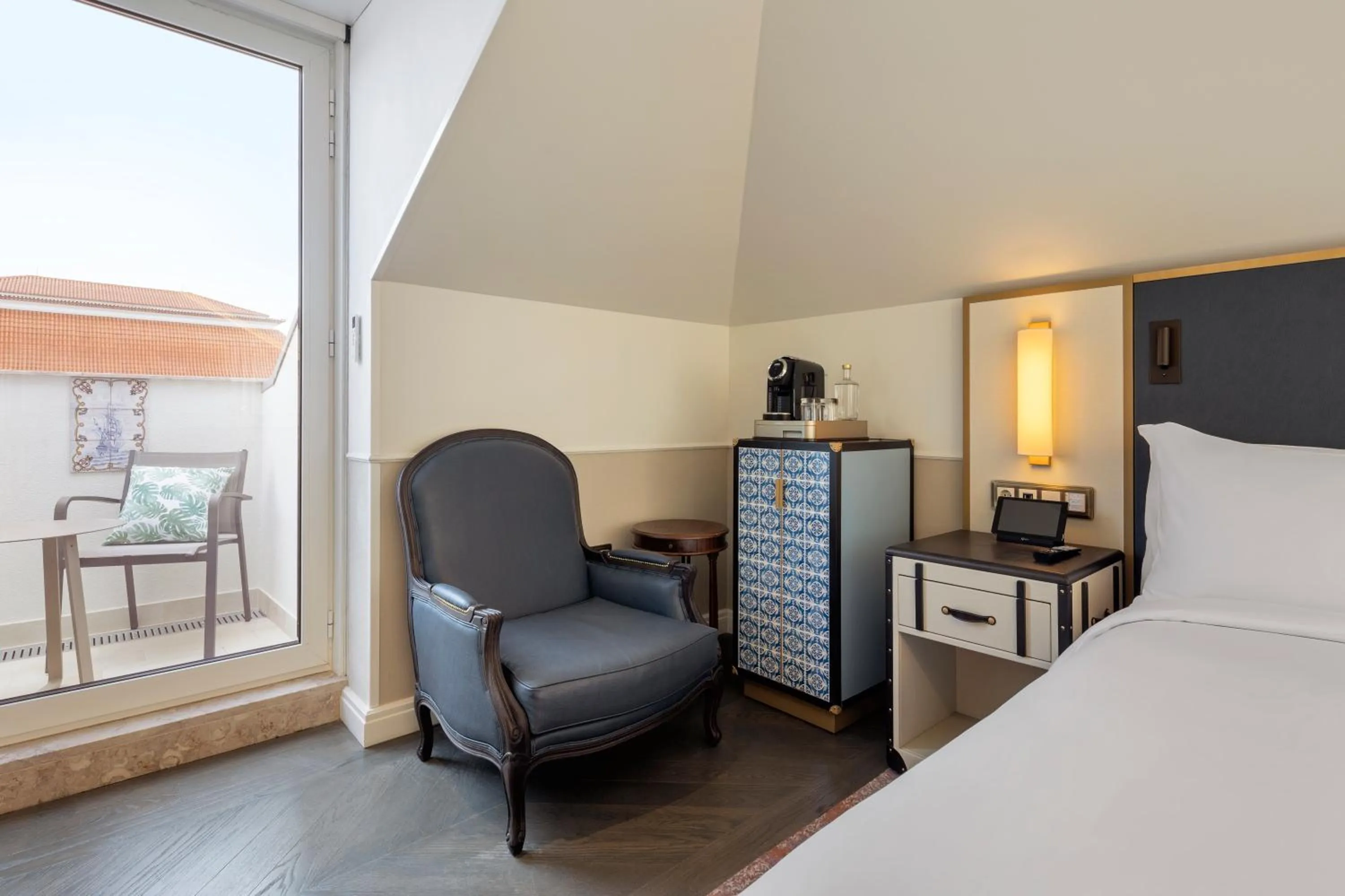 King Premium Corner Room with View and Balcony in The Emerald House Lisbon - Curio Collection By Hilton