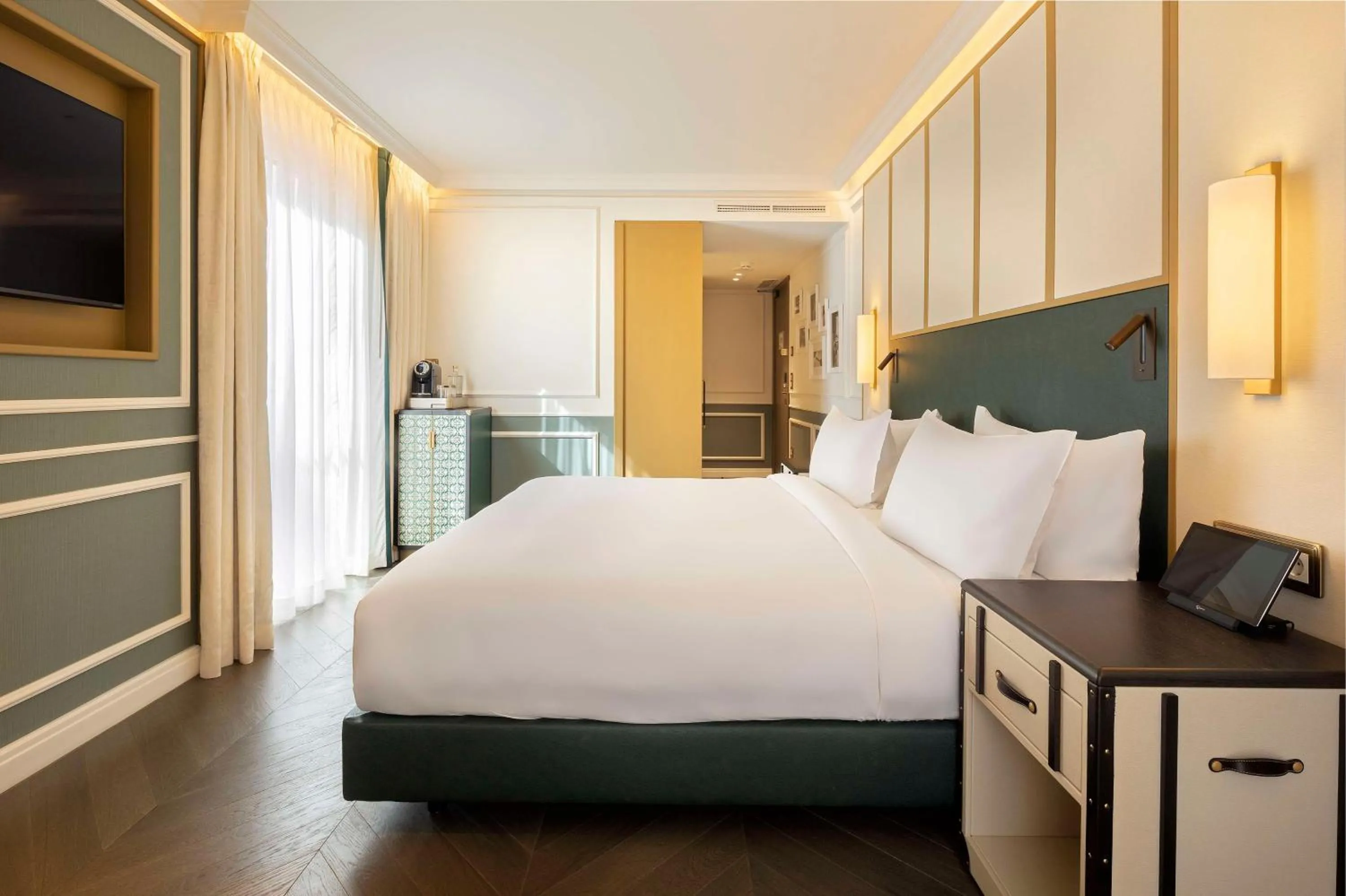 Premium Corner King Room in The Emerald House Lisbon - Curio Collection By Hilton