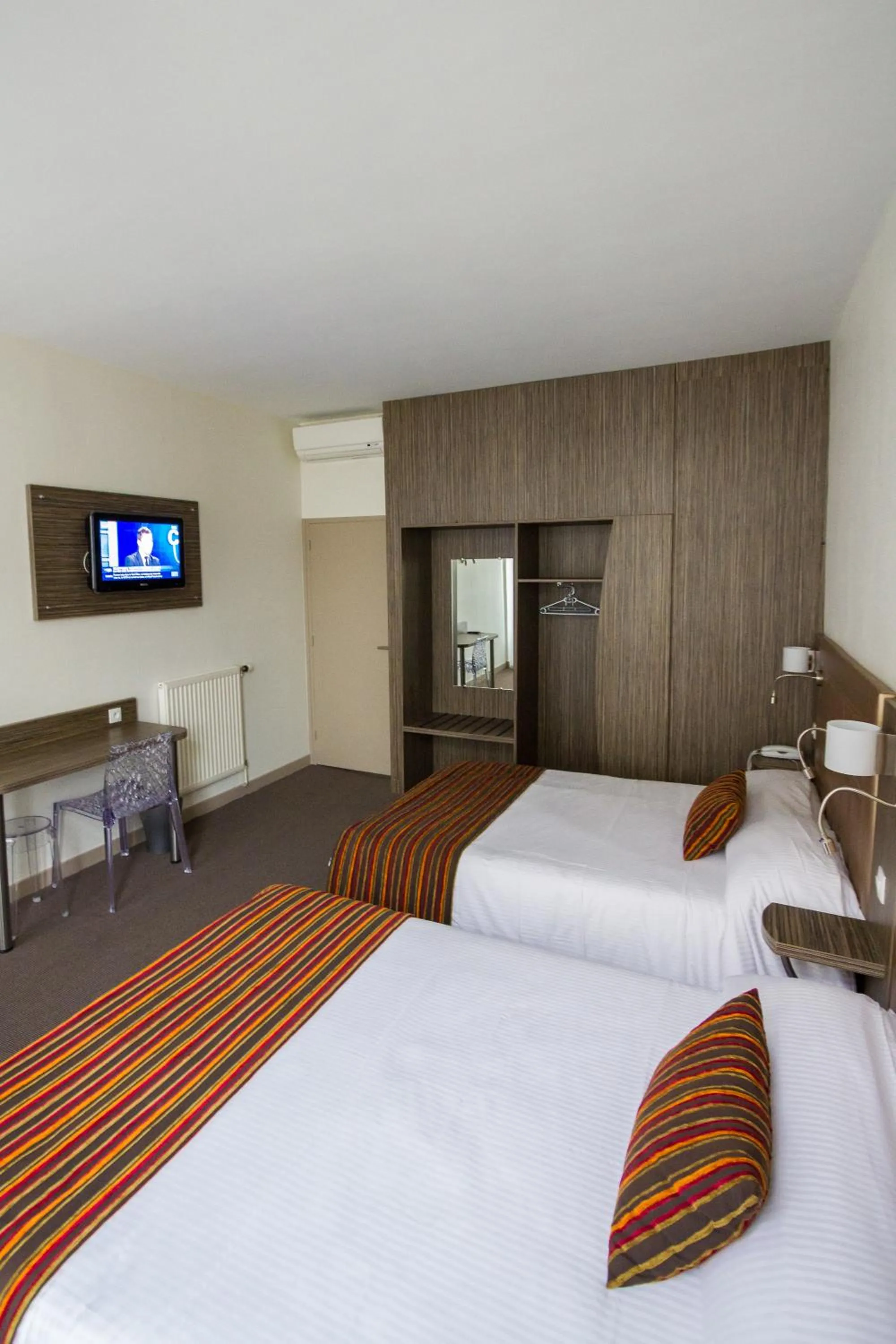 Twin Room in Hôtel de l'Europe Grenoble hyper-centre