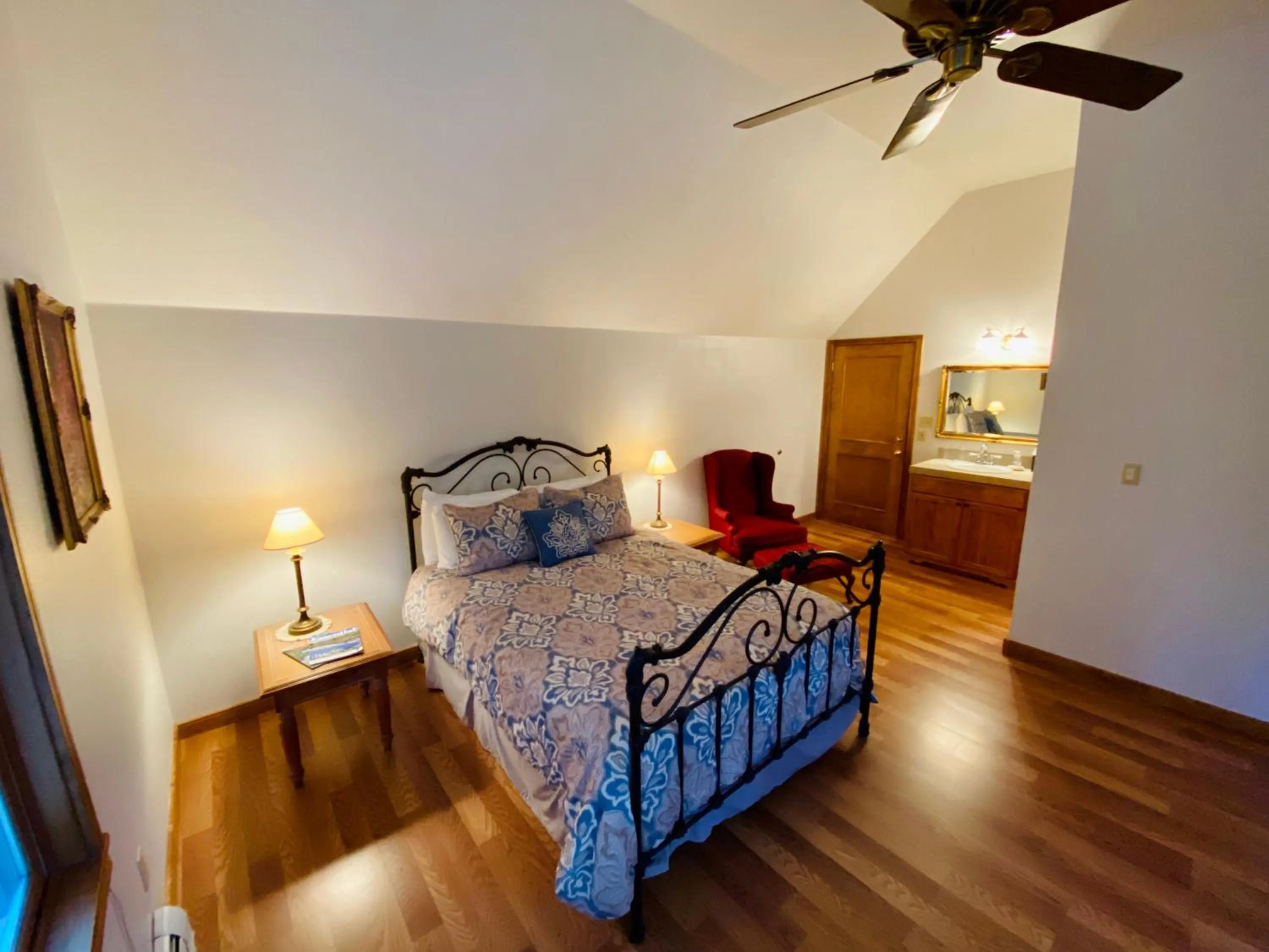 Superior Quadruple Room in Apple Orchard Inn