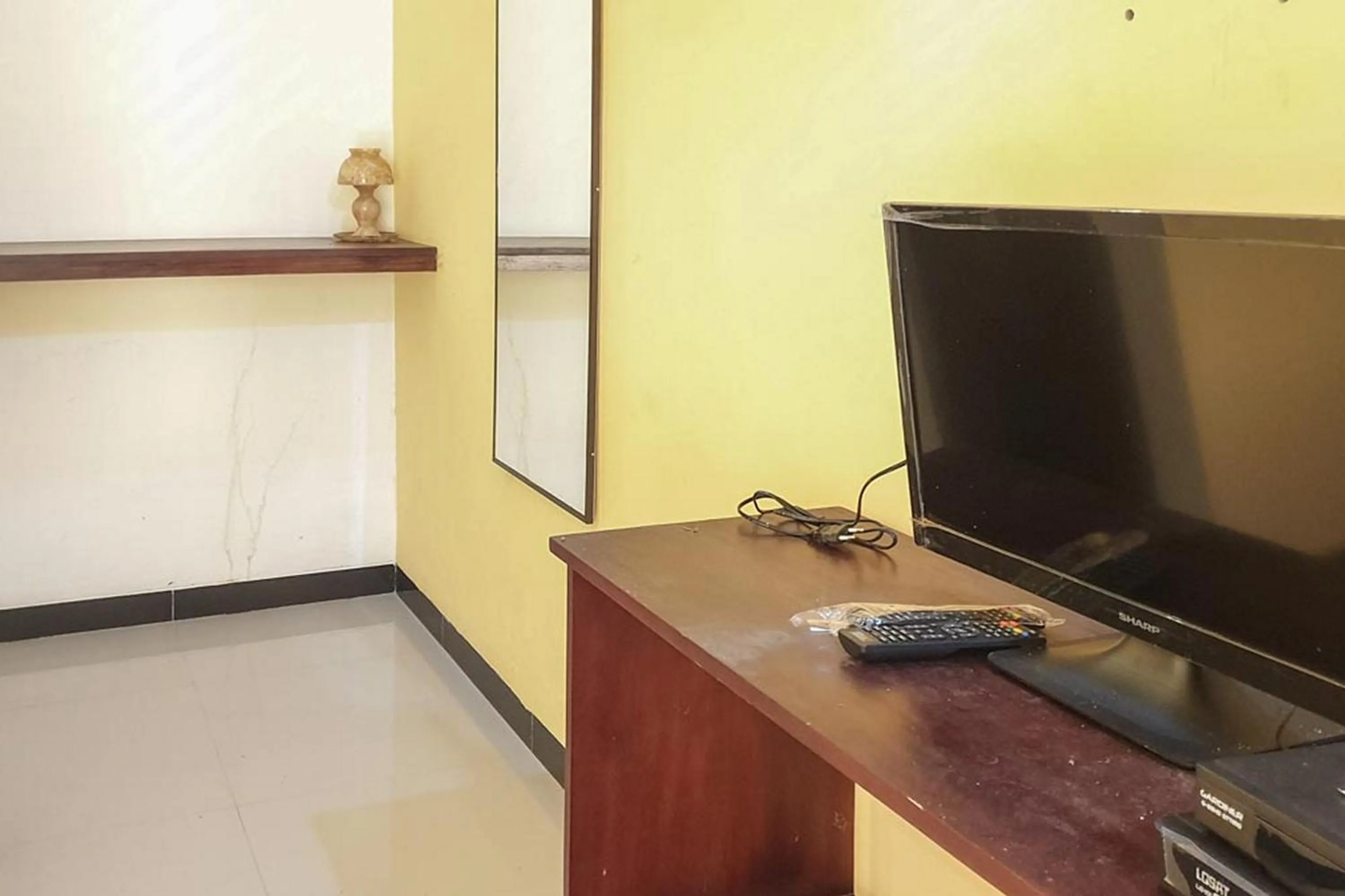 Deluxe Twin Room in Bromo 22 Homestay Syariah near Terminal Bayuangga Probolinggo Mitra RedDoorz