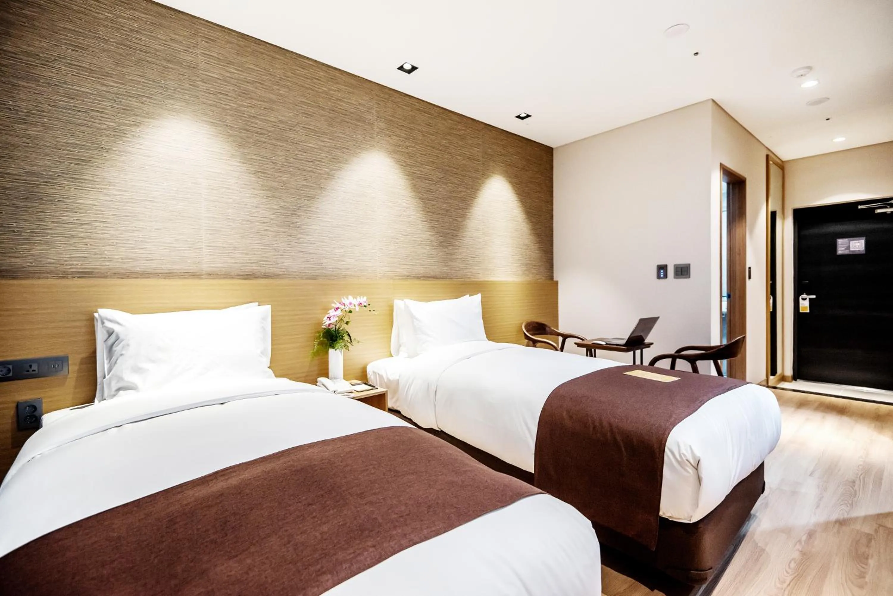 Standard Twin Room in Intrada Icheon Hotel