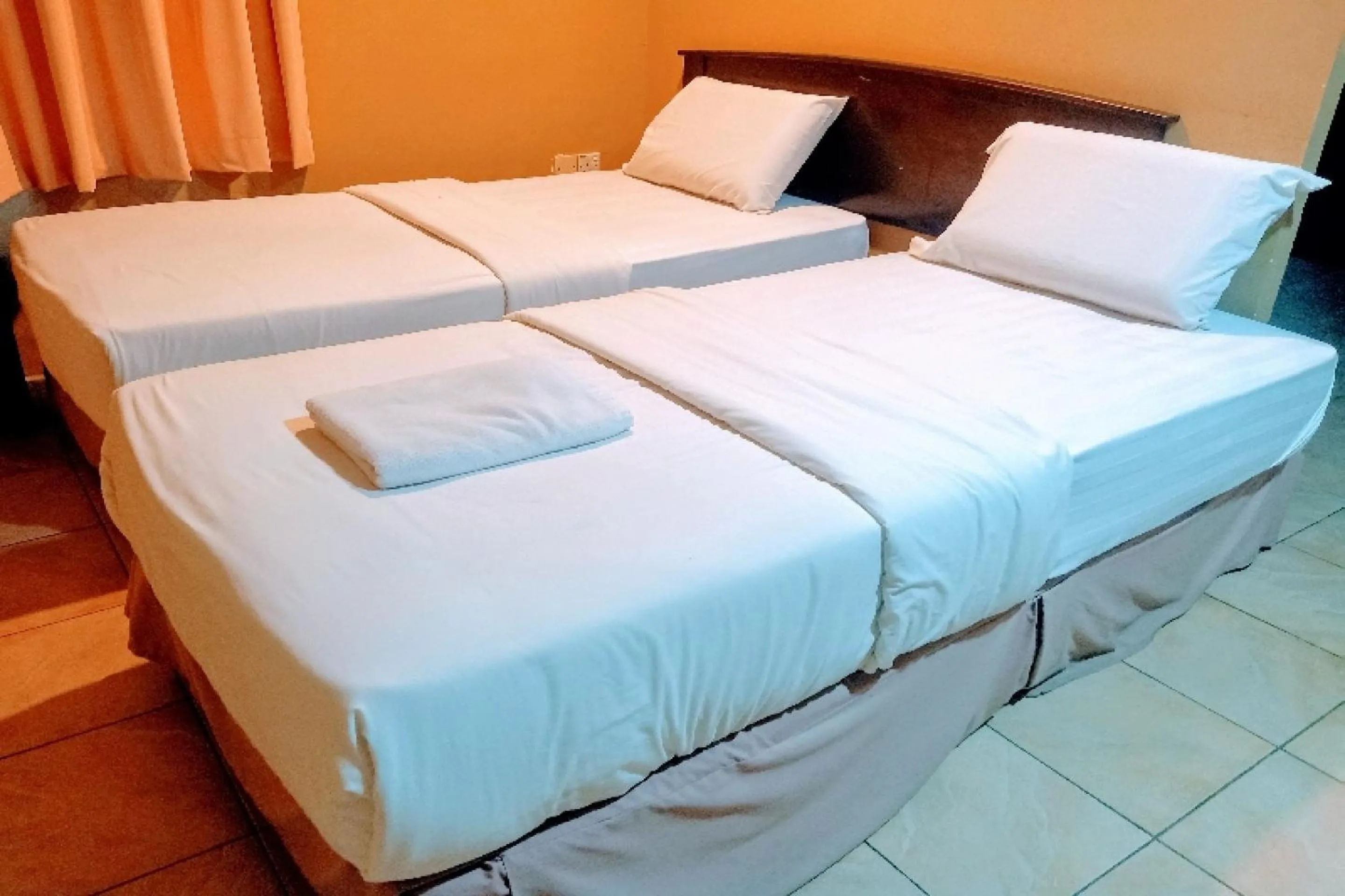 Standard Twin Room in OYO 90411 Perdana Hotel Labuan
