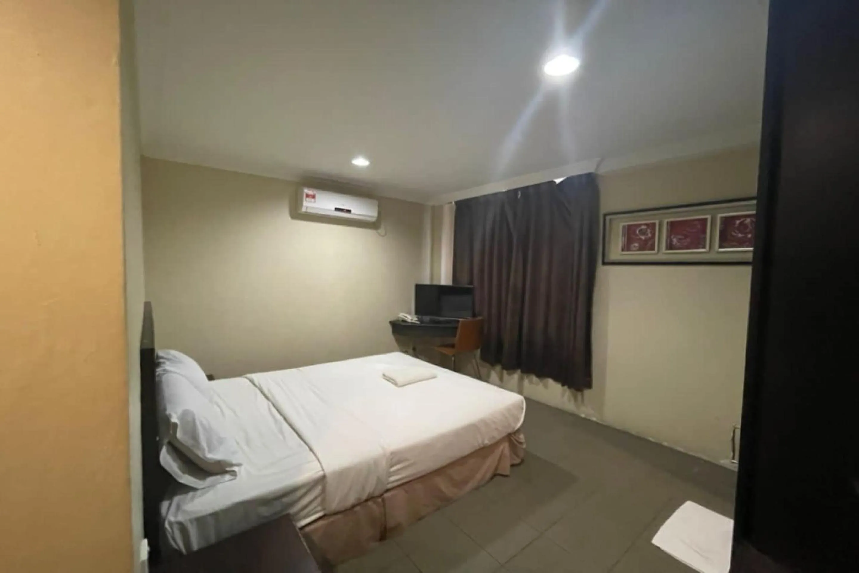 Deluxe Queen Room in OYO 90411 Perdana Hotel Labuan