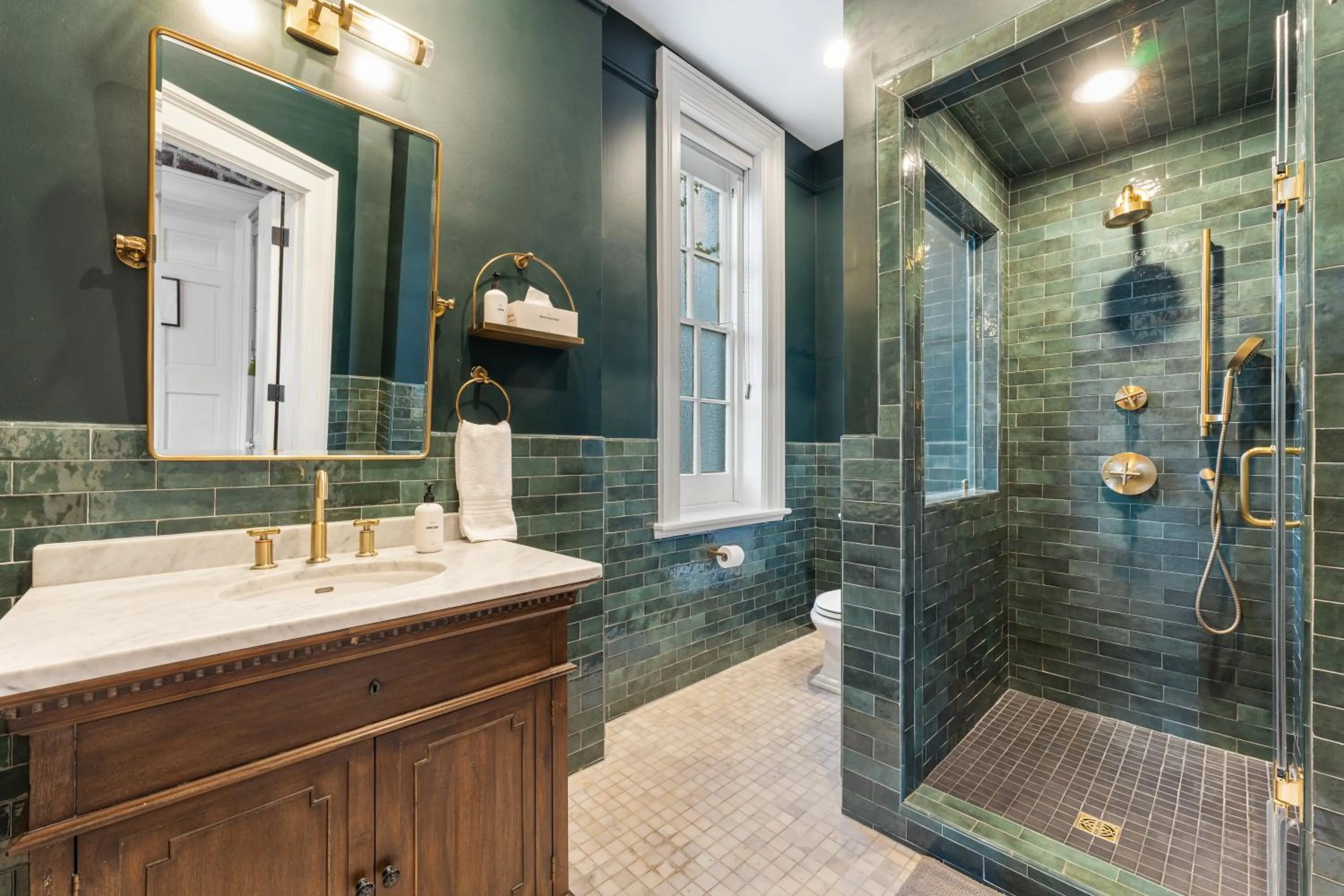 Deluxe Queen Room in Bellwether House