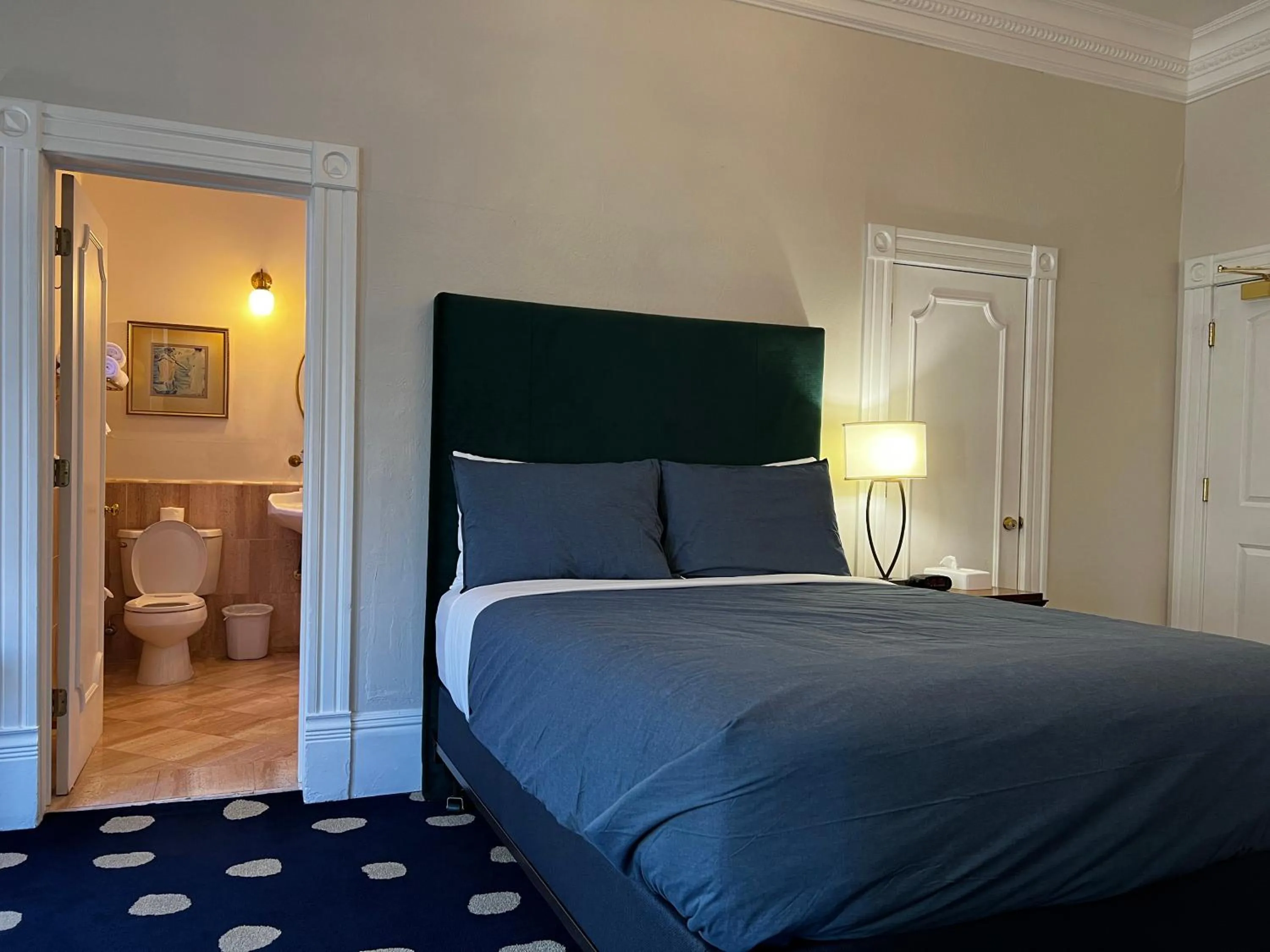 Deluxe Queen Room in Sterling Hotel