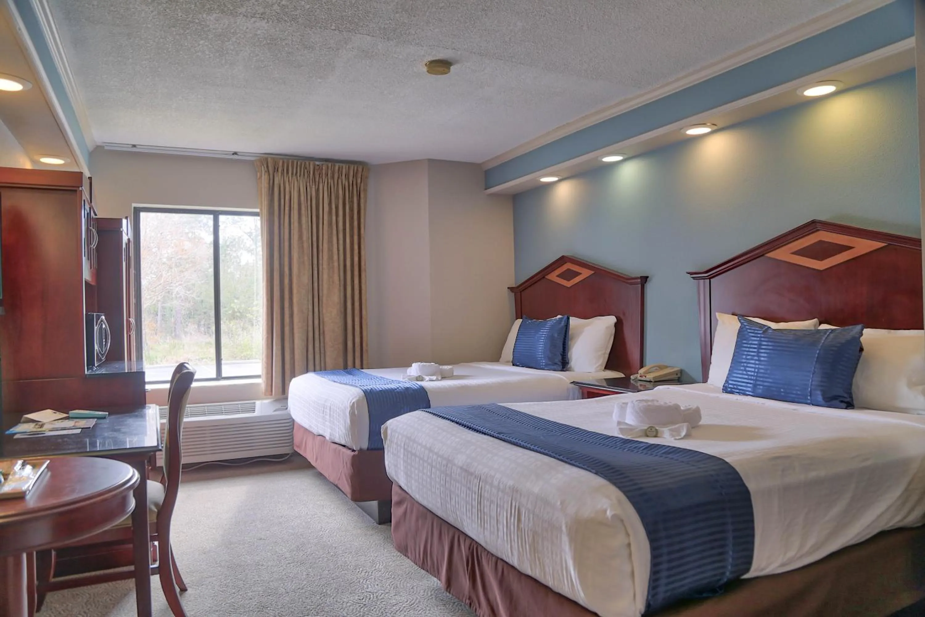 Queen Room with Two Queen Beds in Destiny Palms Hotel Maingate West