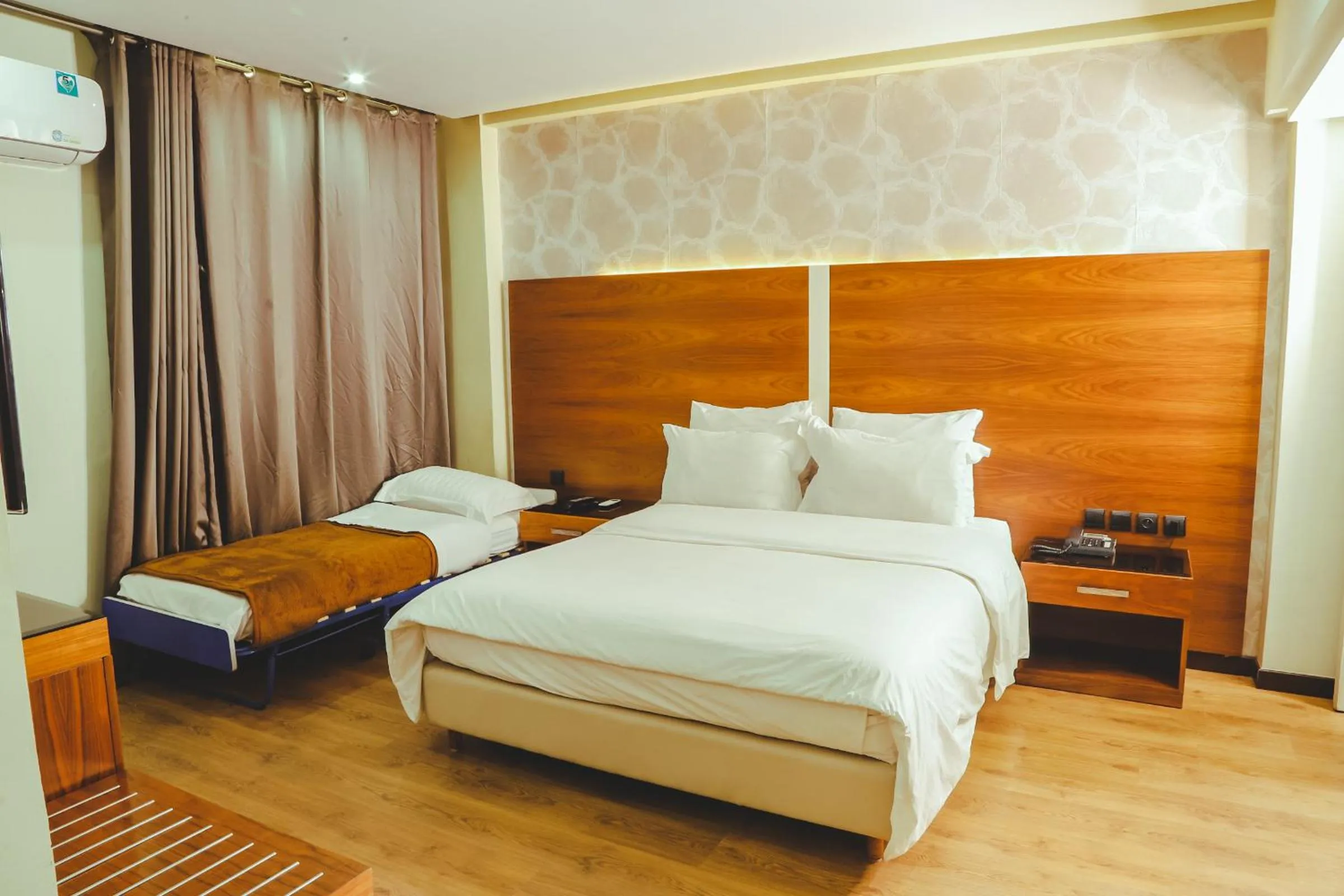 Standard Triple Room in Hotel Perce Neige