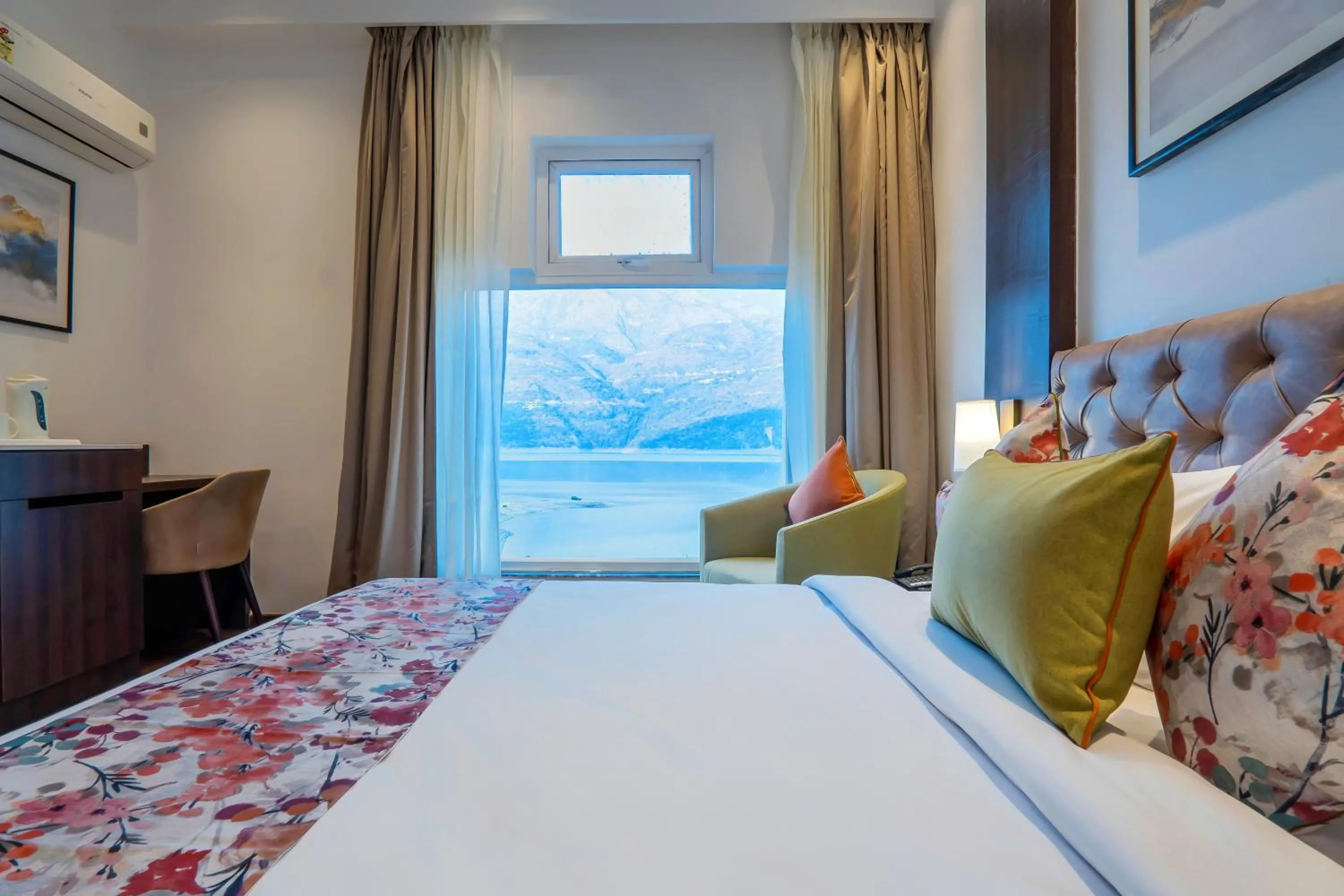 Double Room with Lake View in Hotel Le ROI Lake View Koti