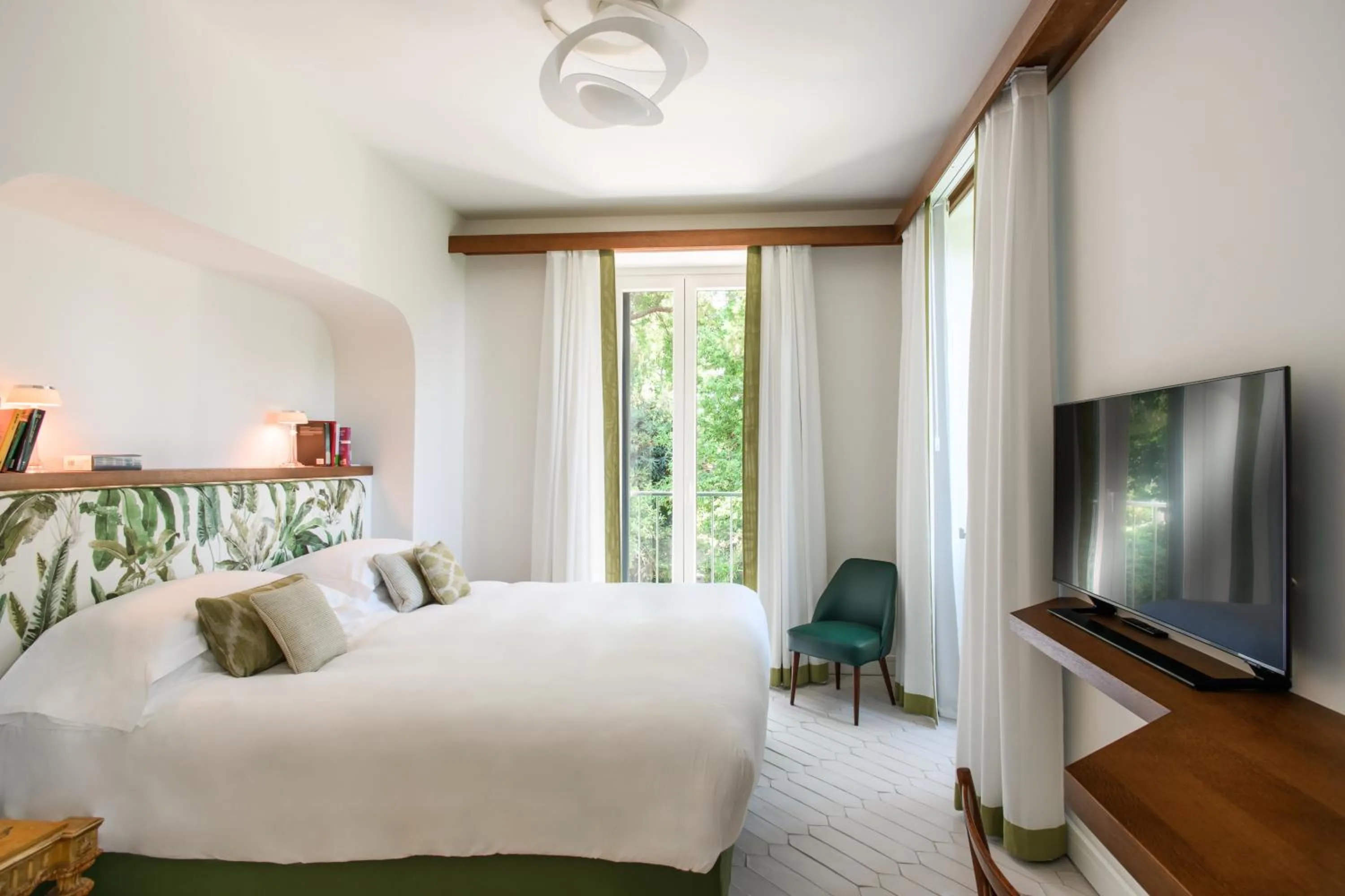 Apartment with Garden View in Parco dei Principi