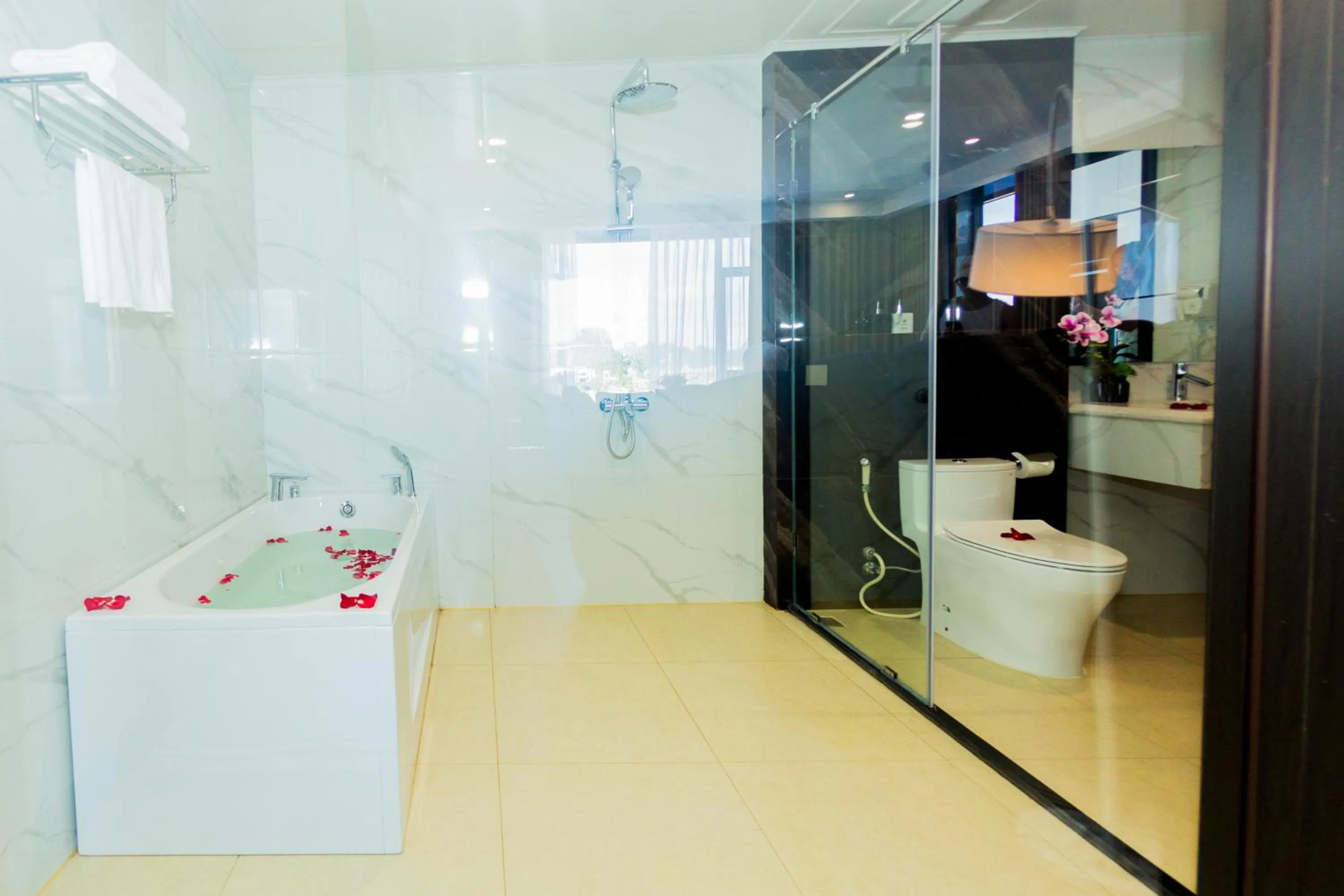 King Suite with Balcony in DIAMOND HOTEL VÂN ĐỒN