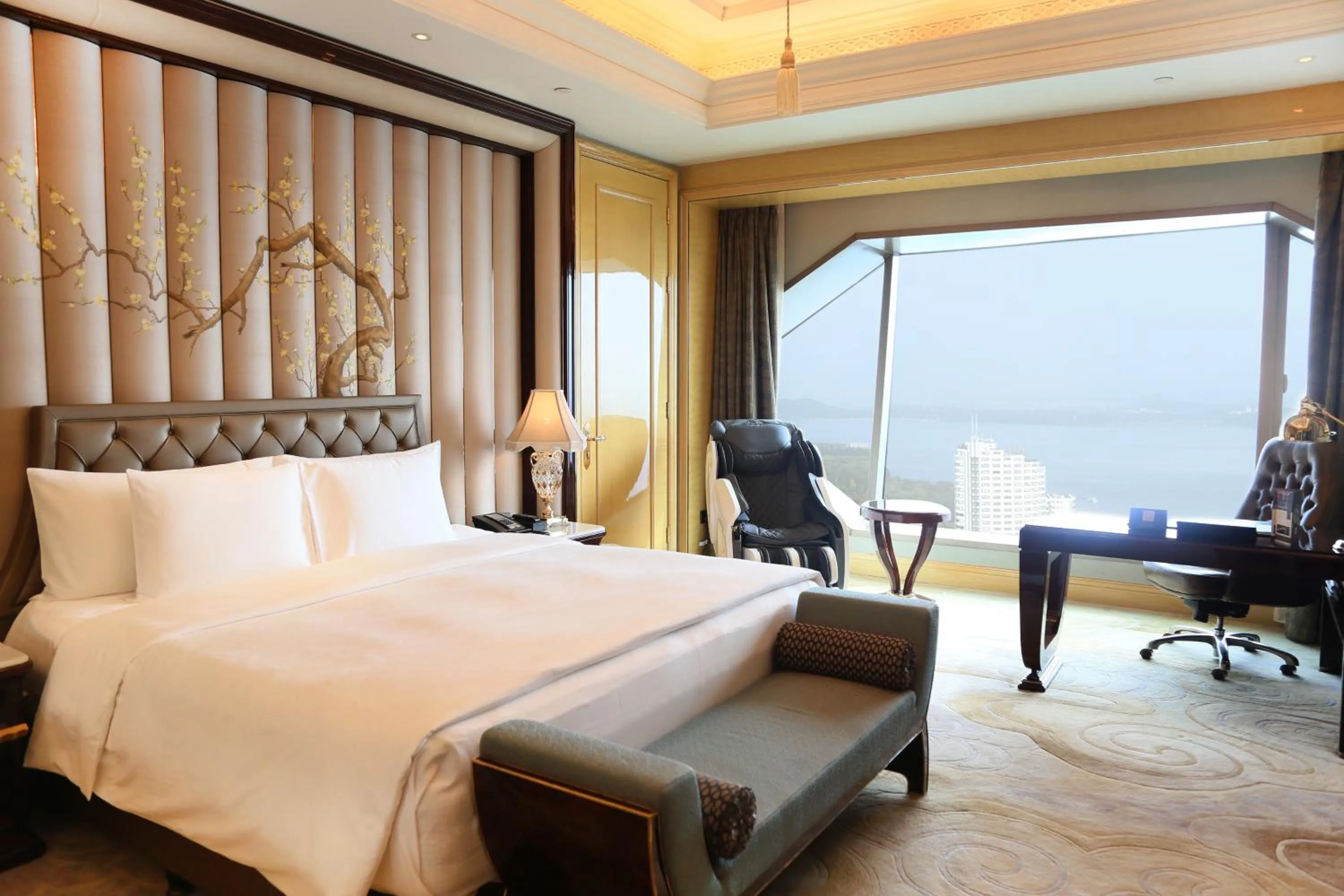 Executive King Room with Lake View in Wanda Reign Wuhan