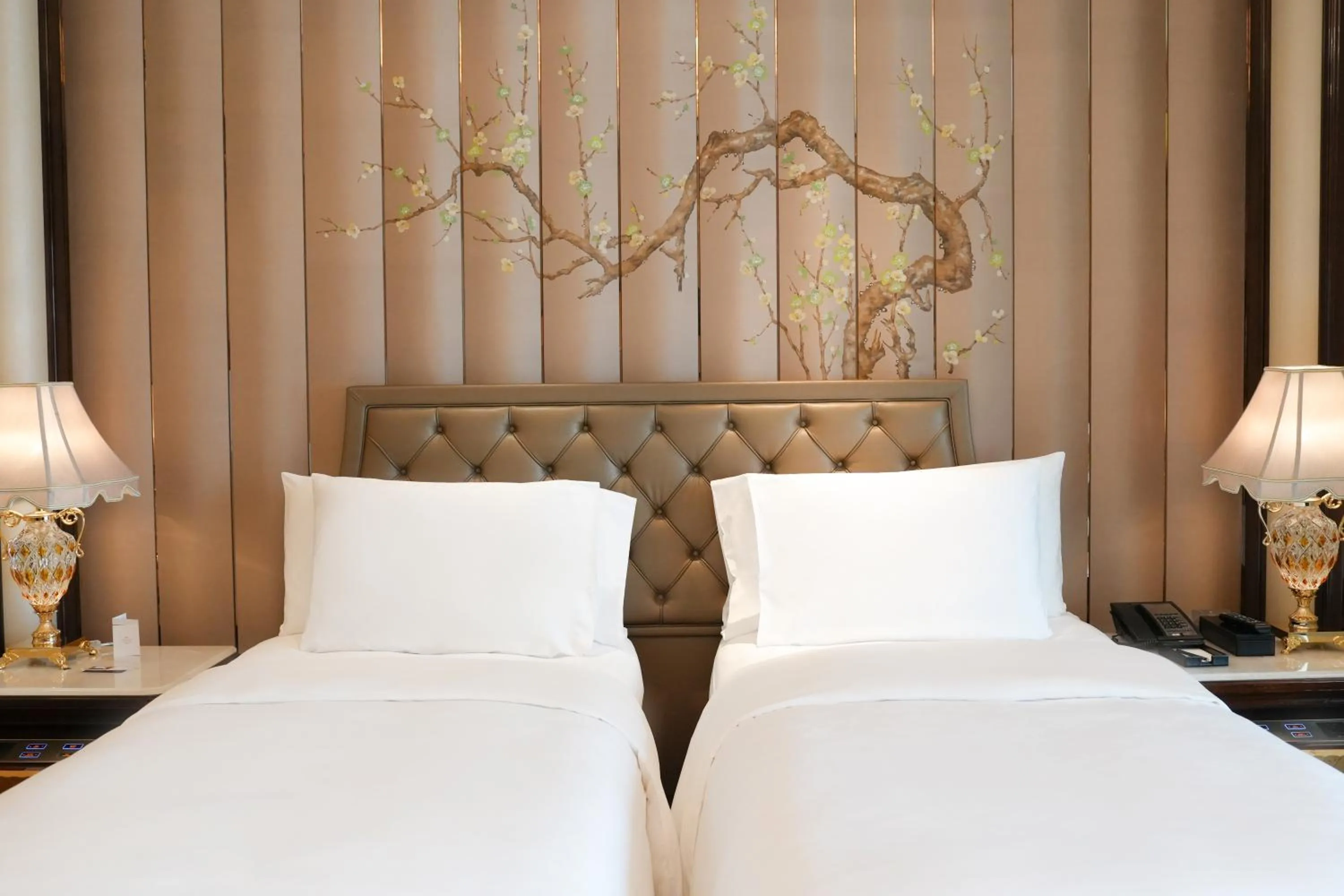 Hollywood Twin Room in Wanda Reign Wuhan