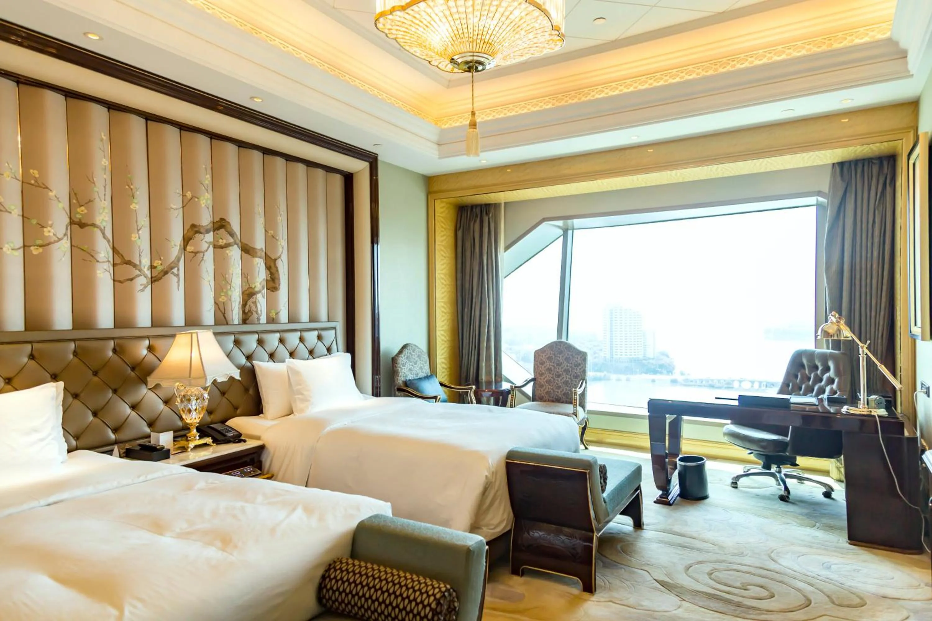 Executive Twin Room with Lake View in Wanda Reign Wuhan