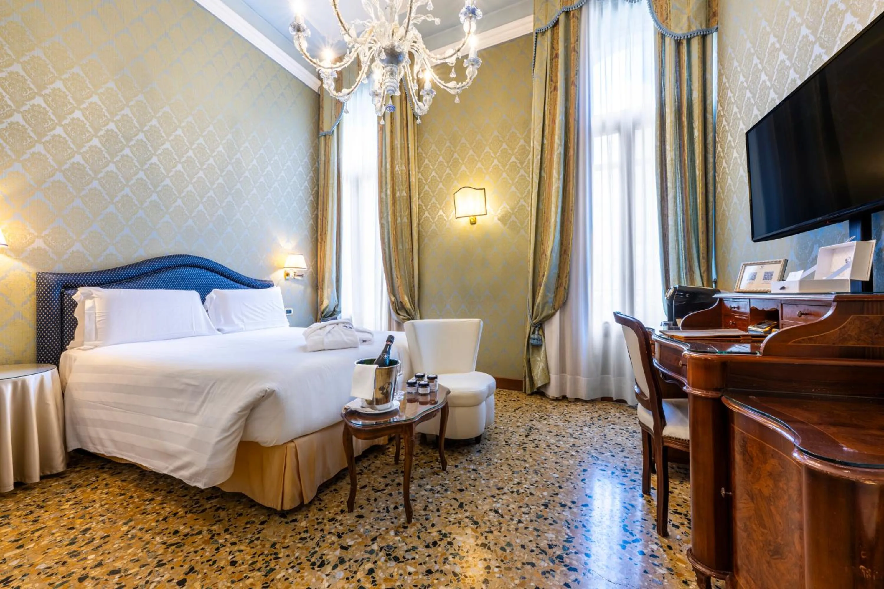 Junior Suite with Canal View in Hotel Colombina