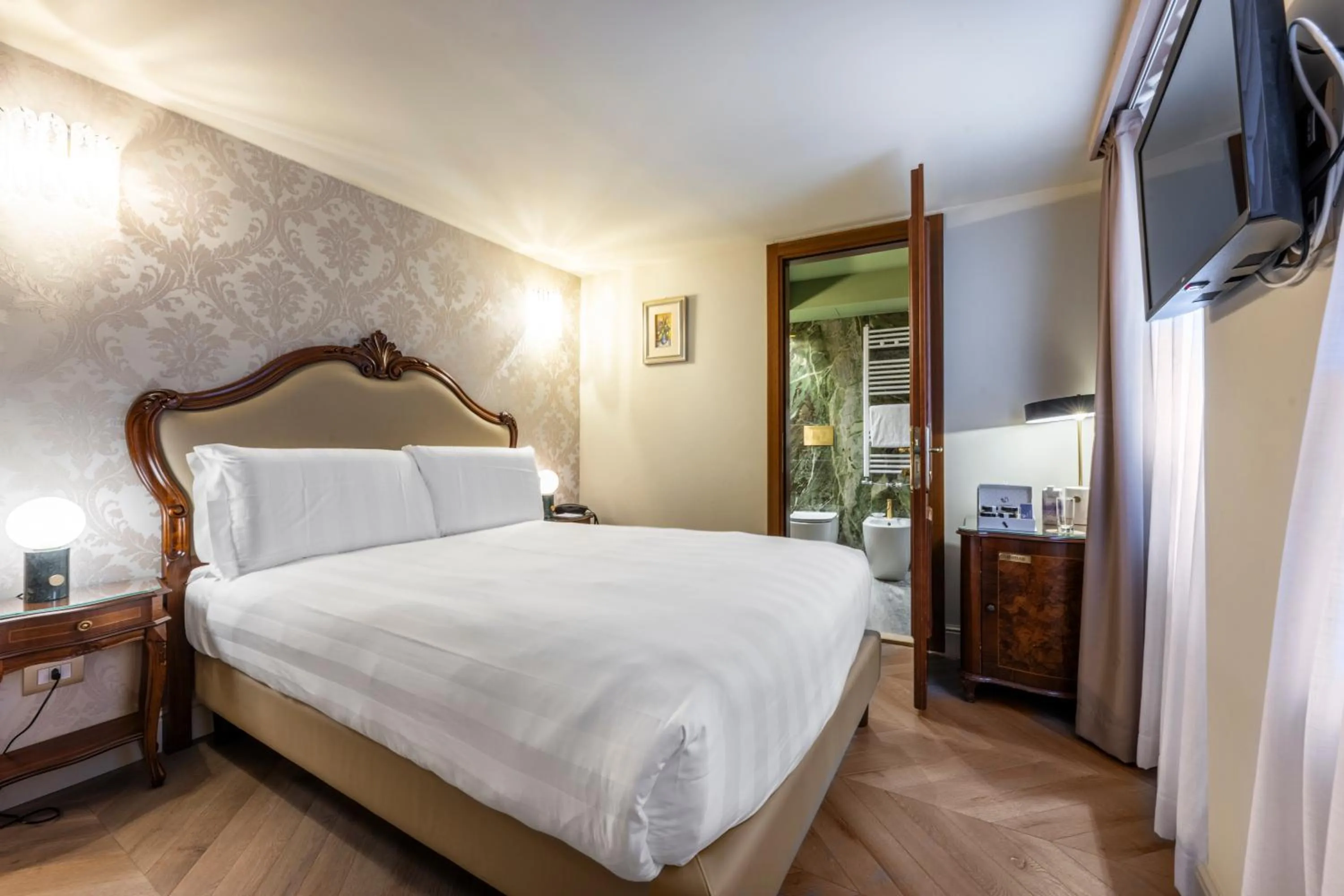 Queen Room in Hotel Colombina