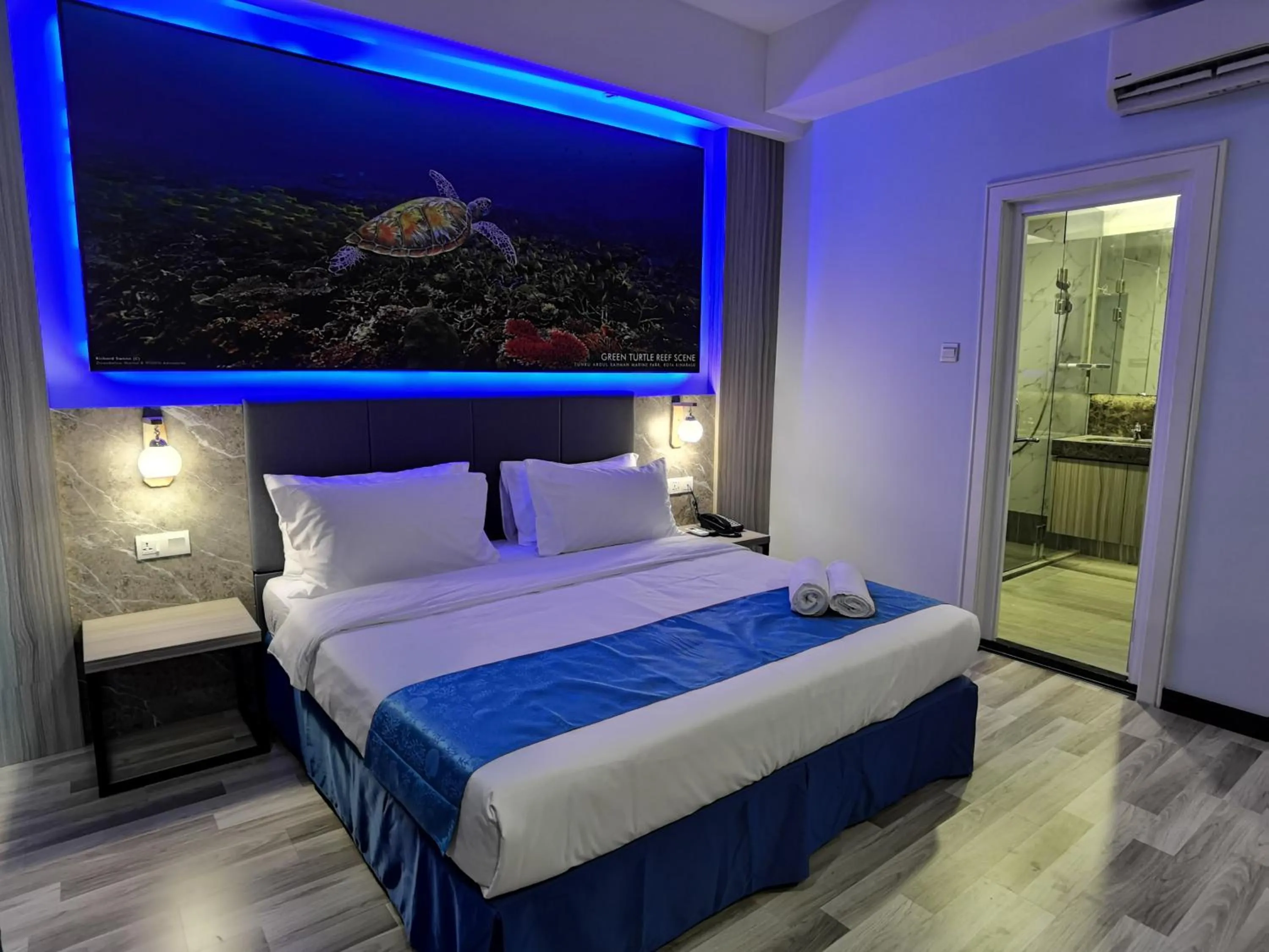 Ocean Themed - Executive Suite in Hotel 17