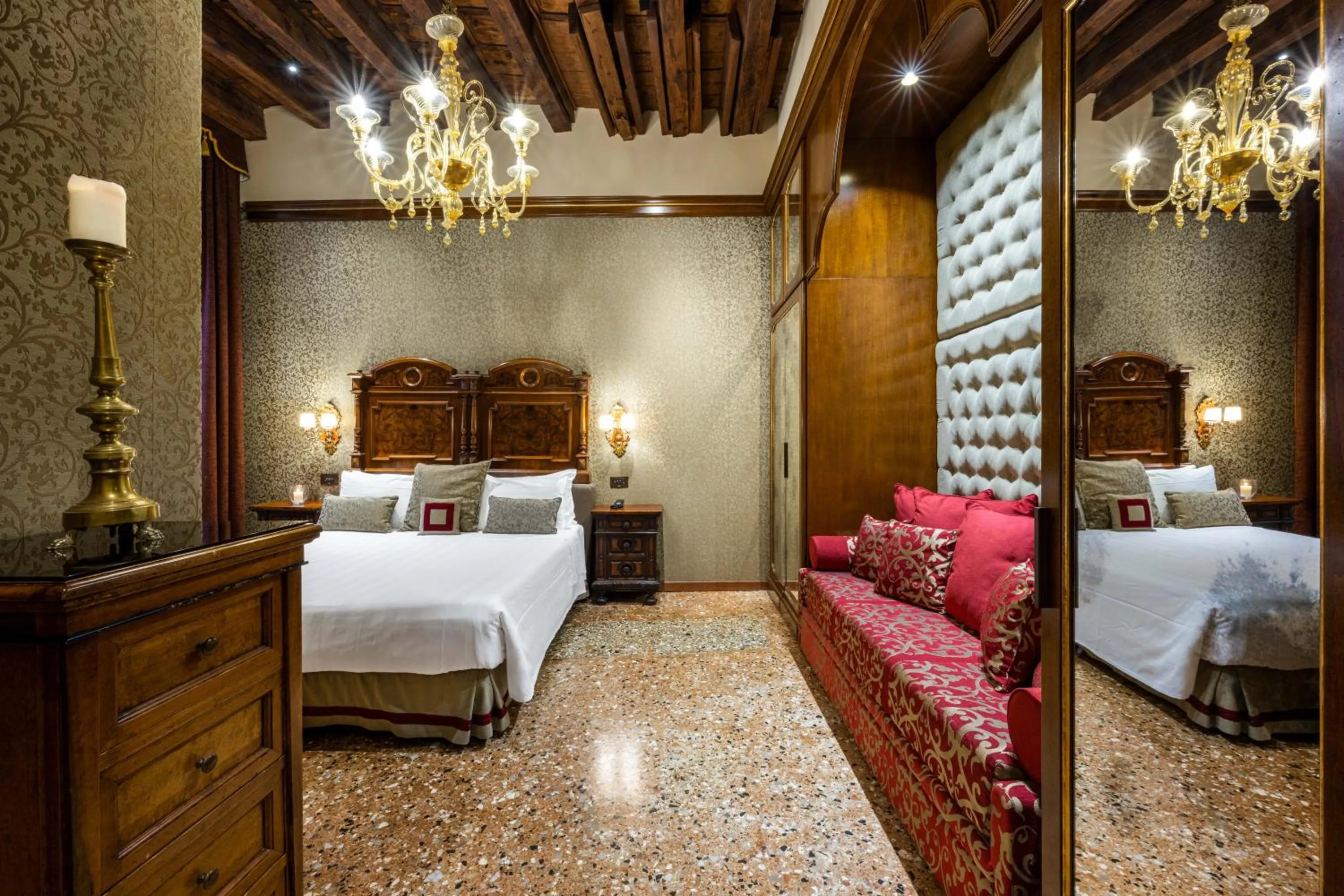 Deluxe room with Canal View in Hotel Palazzo Priuli