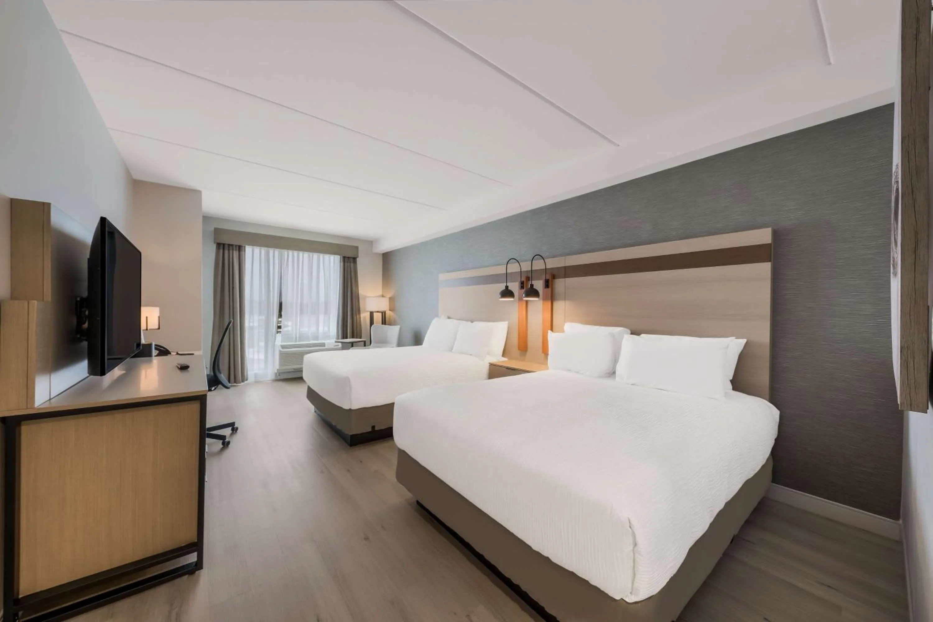 Queen Room with Two Queen Beds - Disability Access Tub in Best Western Plus Parry Sound