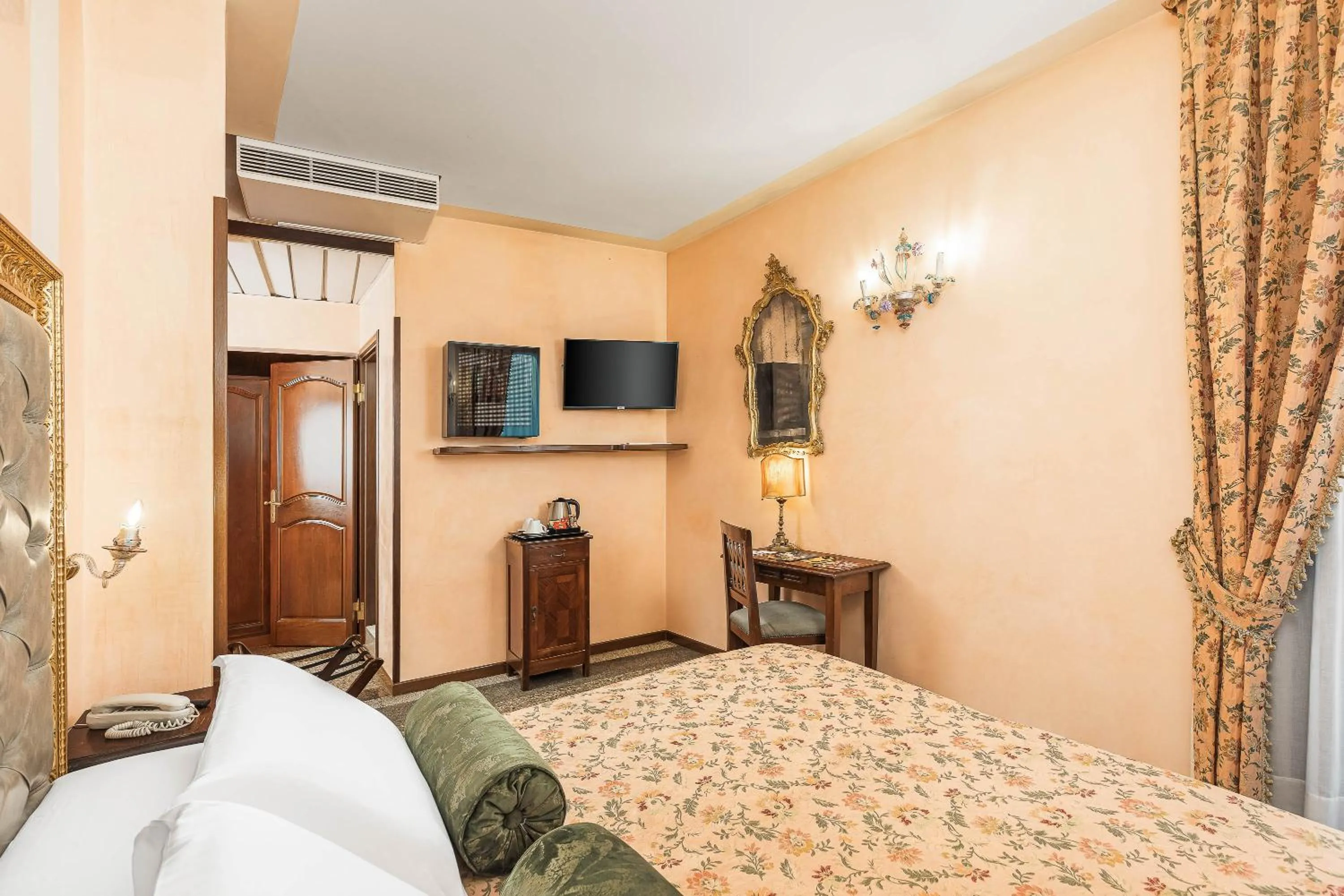 Classic Triple Room in Hotel Marconi