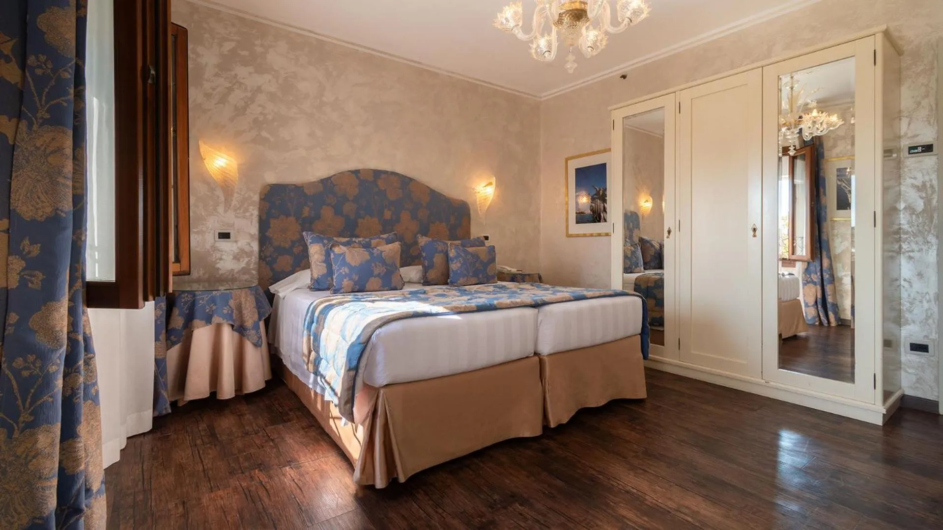 Classic Double or Twin Room with Canal View in Hotel Principe