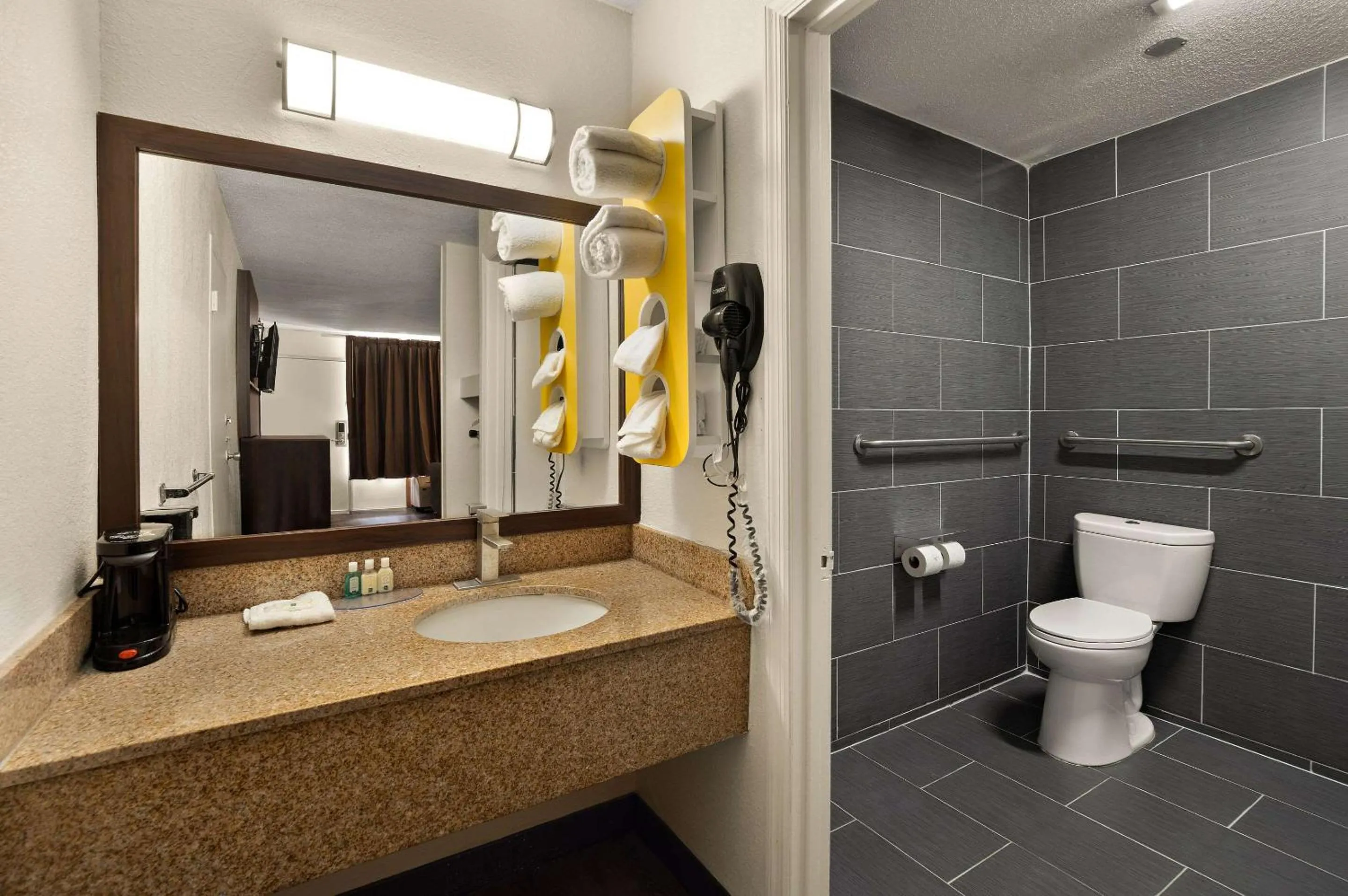 King Room with Tub - Disability Access/Non Smoking in Quality Inn Yemassee
