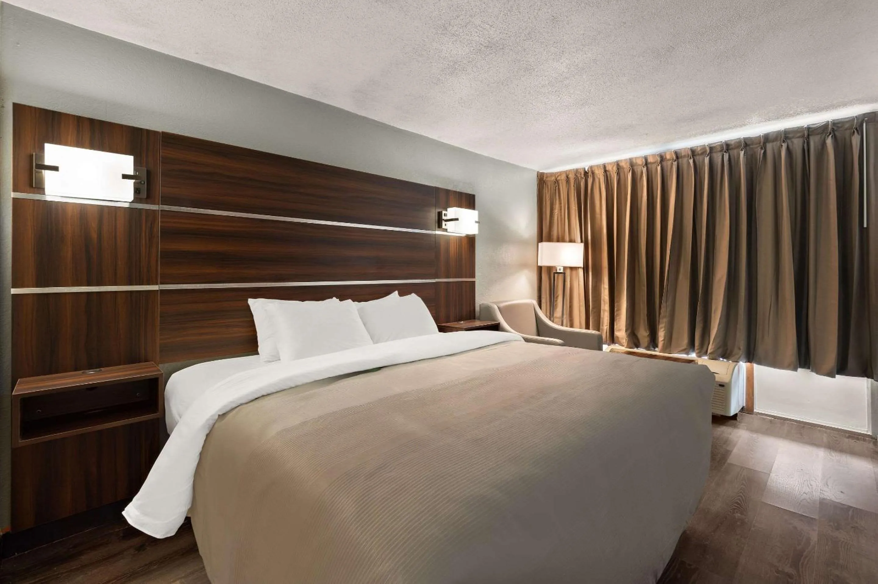 King Room with Tub - Disability Access/Non Smoking in Quality Inn Yemassee