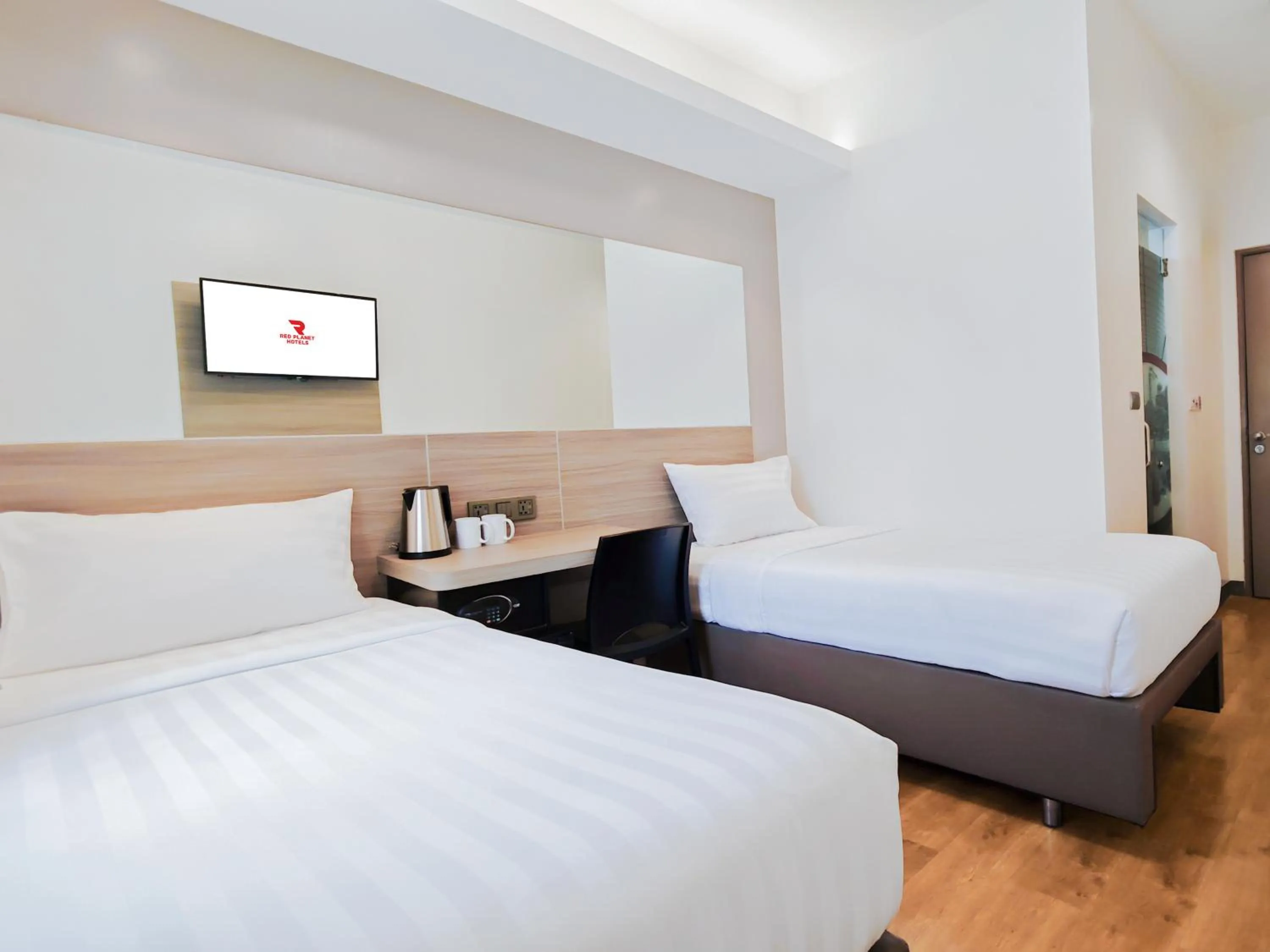 Superior Twin Room in Red Planet Ortigas