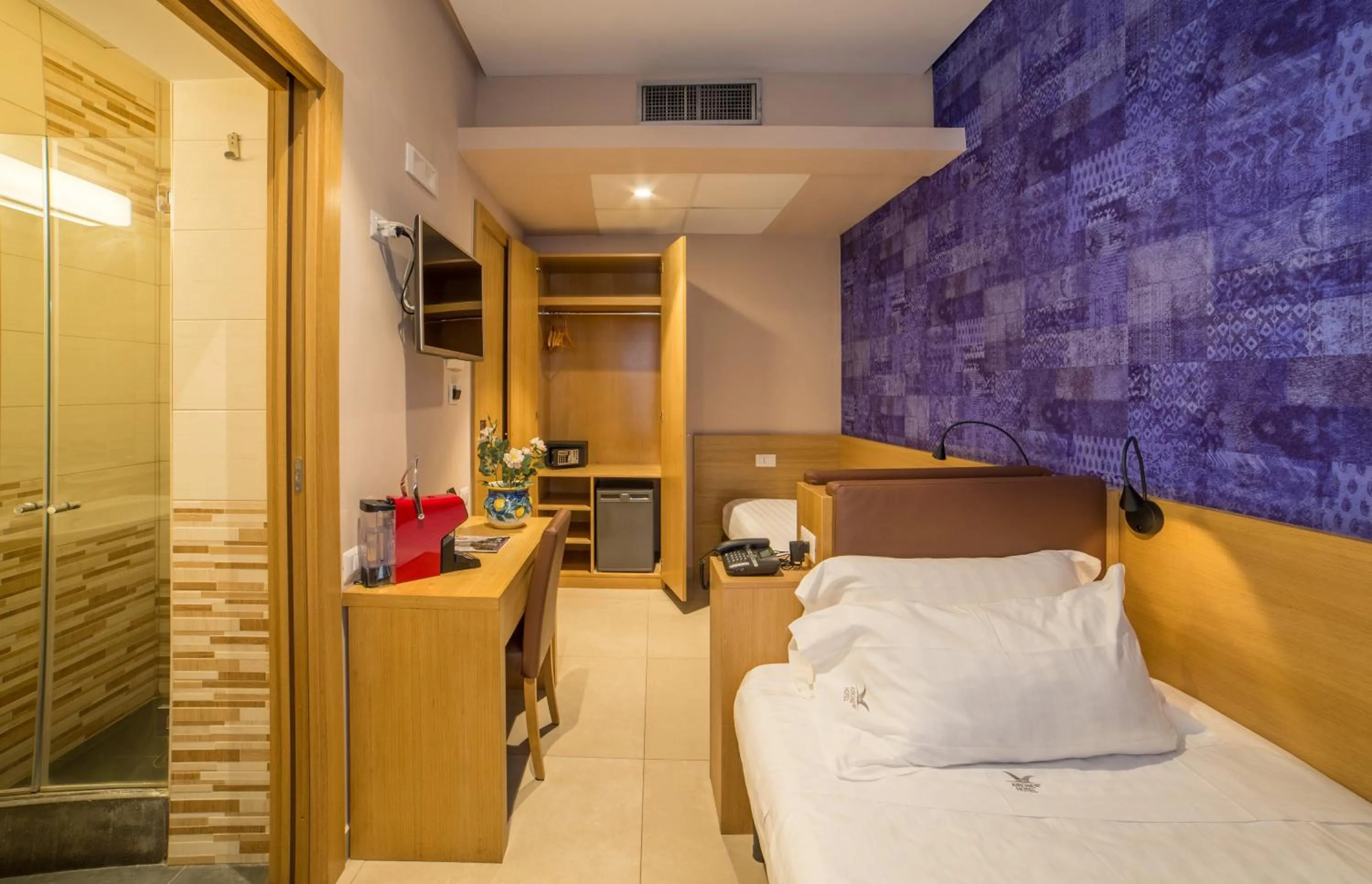 Economy Twin Room with Private Bathroom in Airone Hotel
