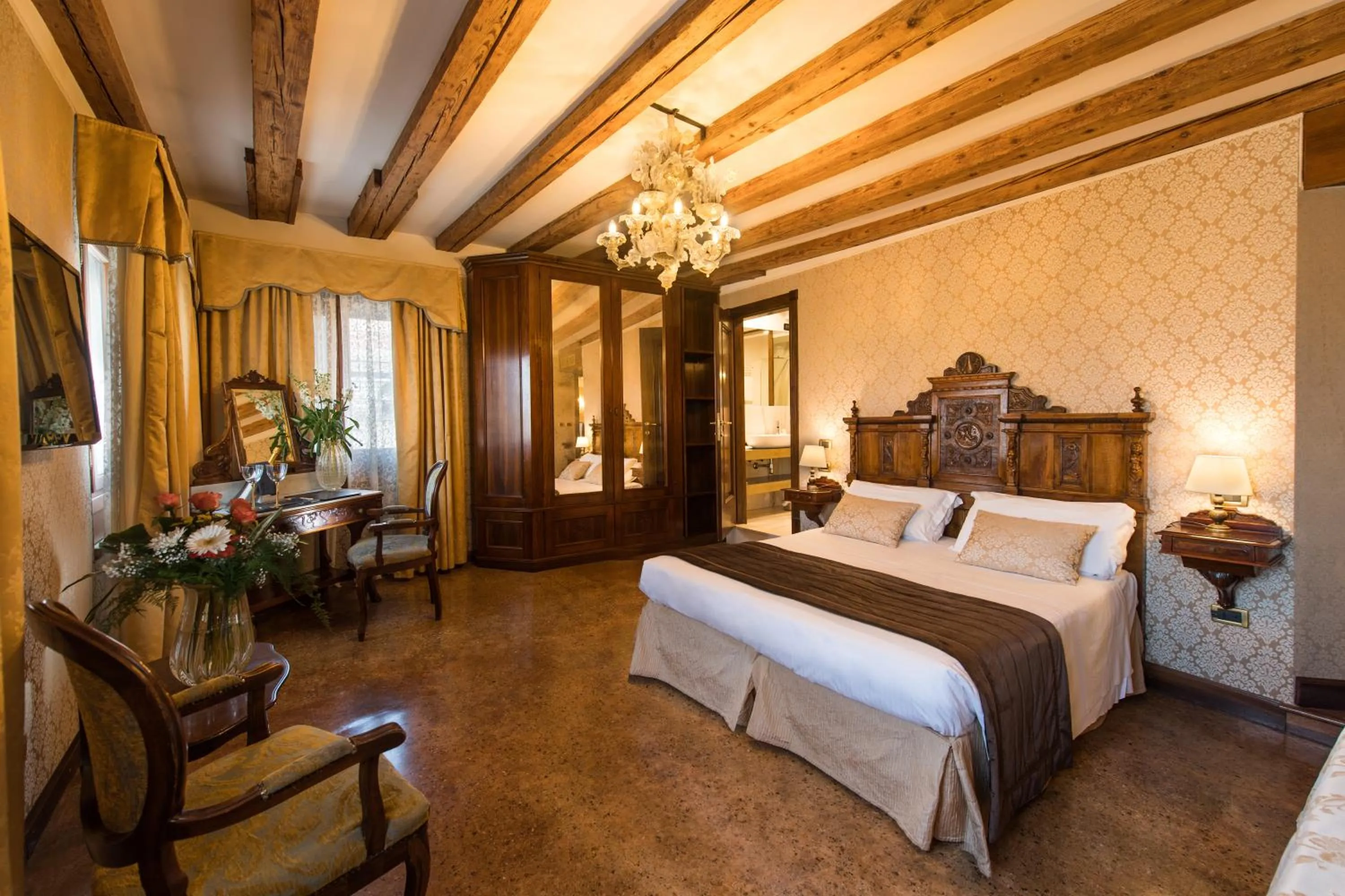 Junior Suite with Grand Canal/Rialto Bridge View in Palazzo Bembo - Exclusive Accommodation