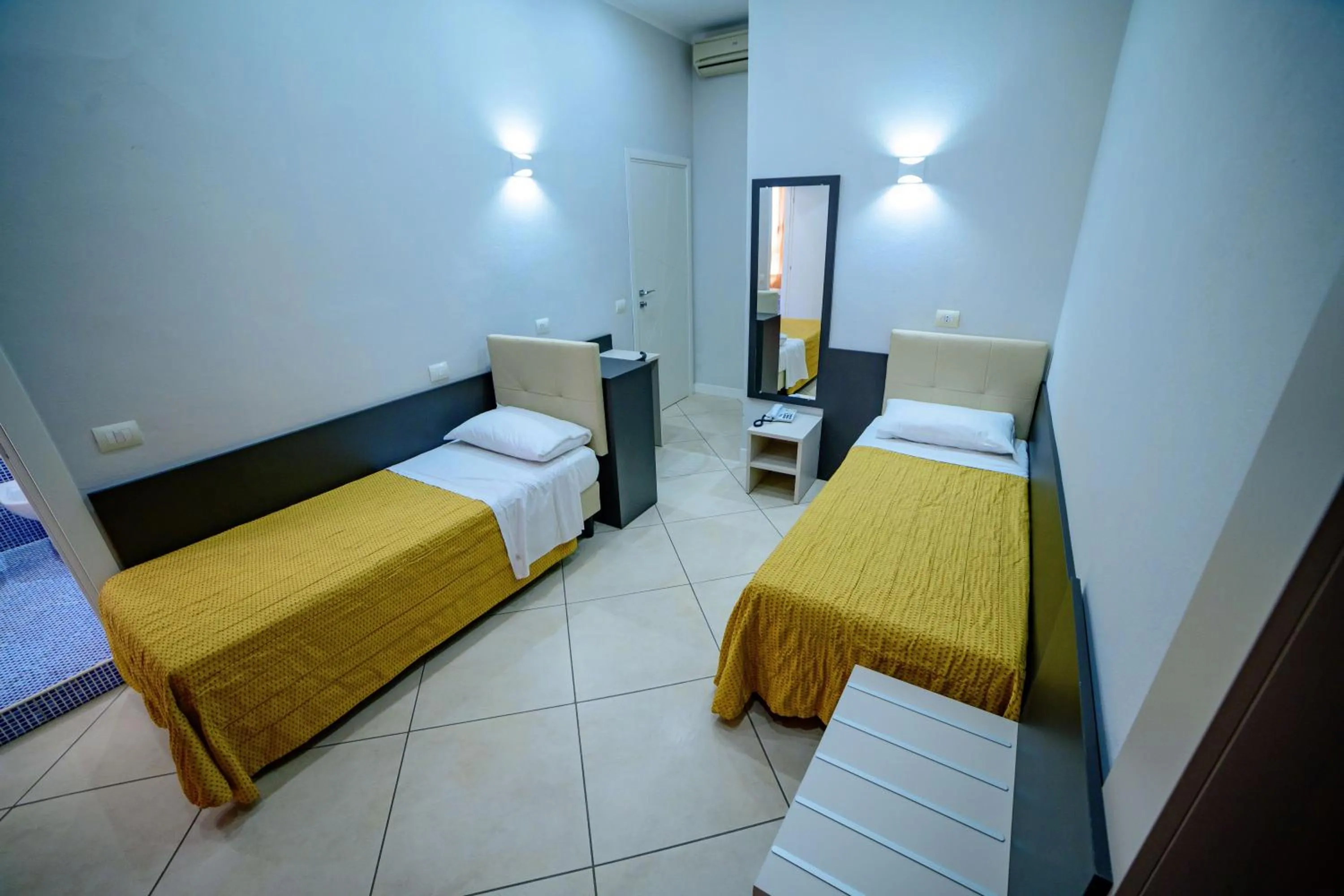 Twin Room in Hotel Demo'