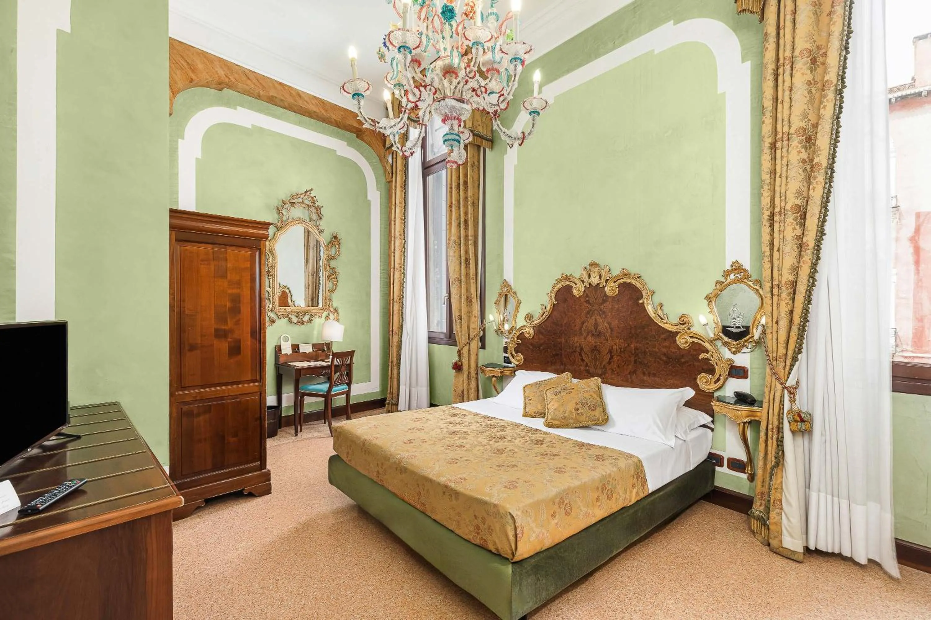 Luxury Double or Twin Room with Canal View in Hotel San Moisè