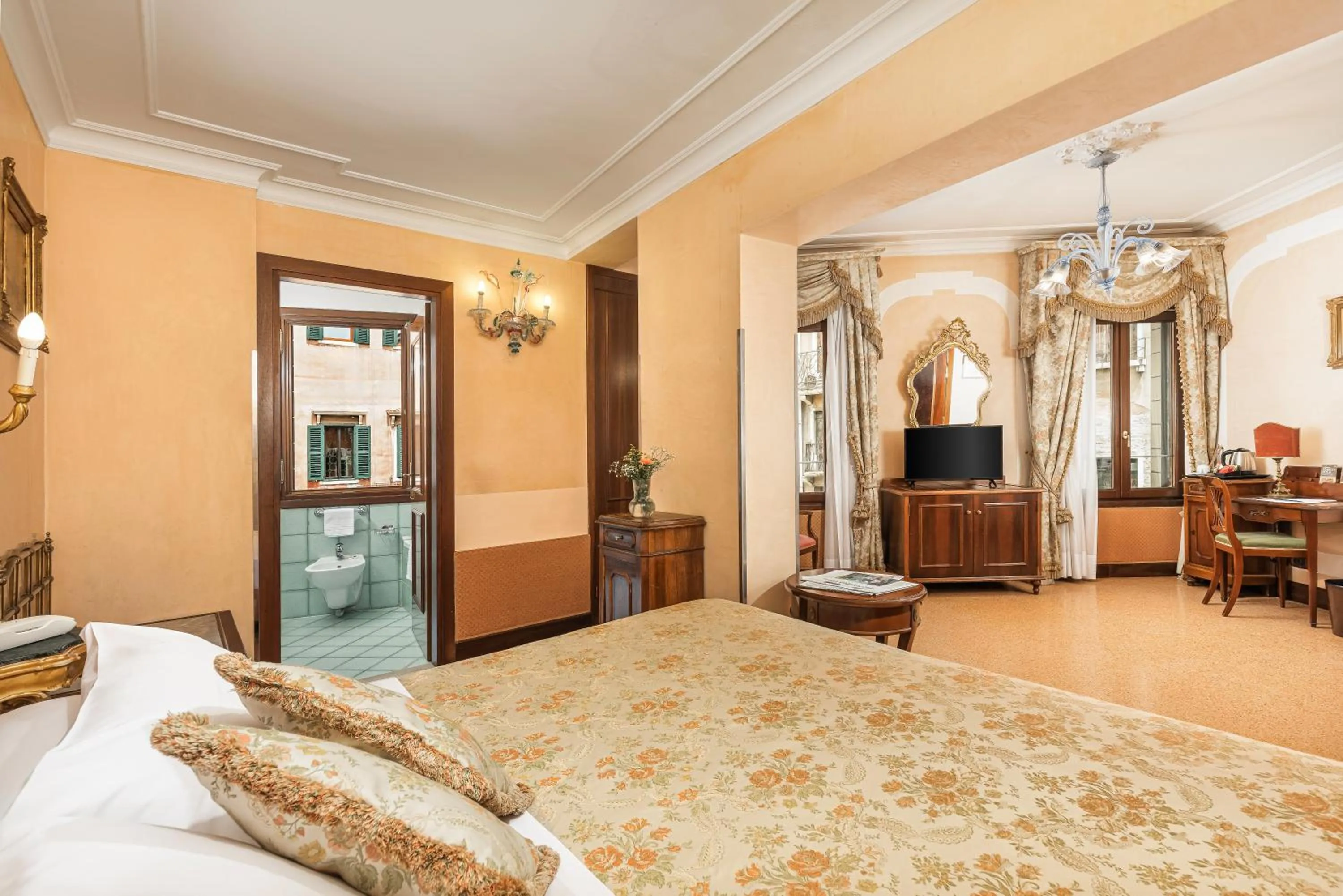 Superior Triple Room in Hotel San Moisè