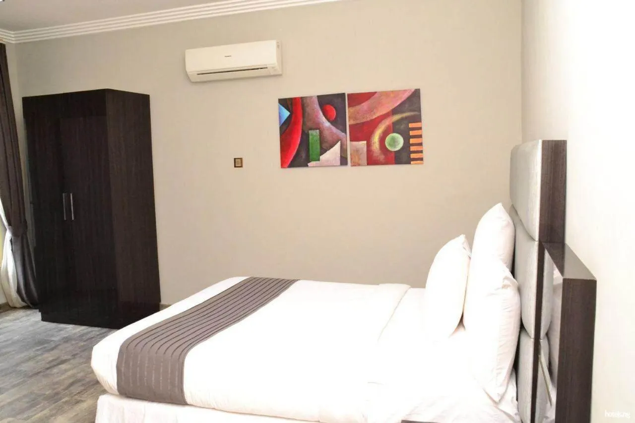 Budget Double Room in Ellyxville Hotel
